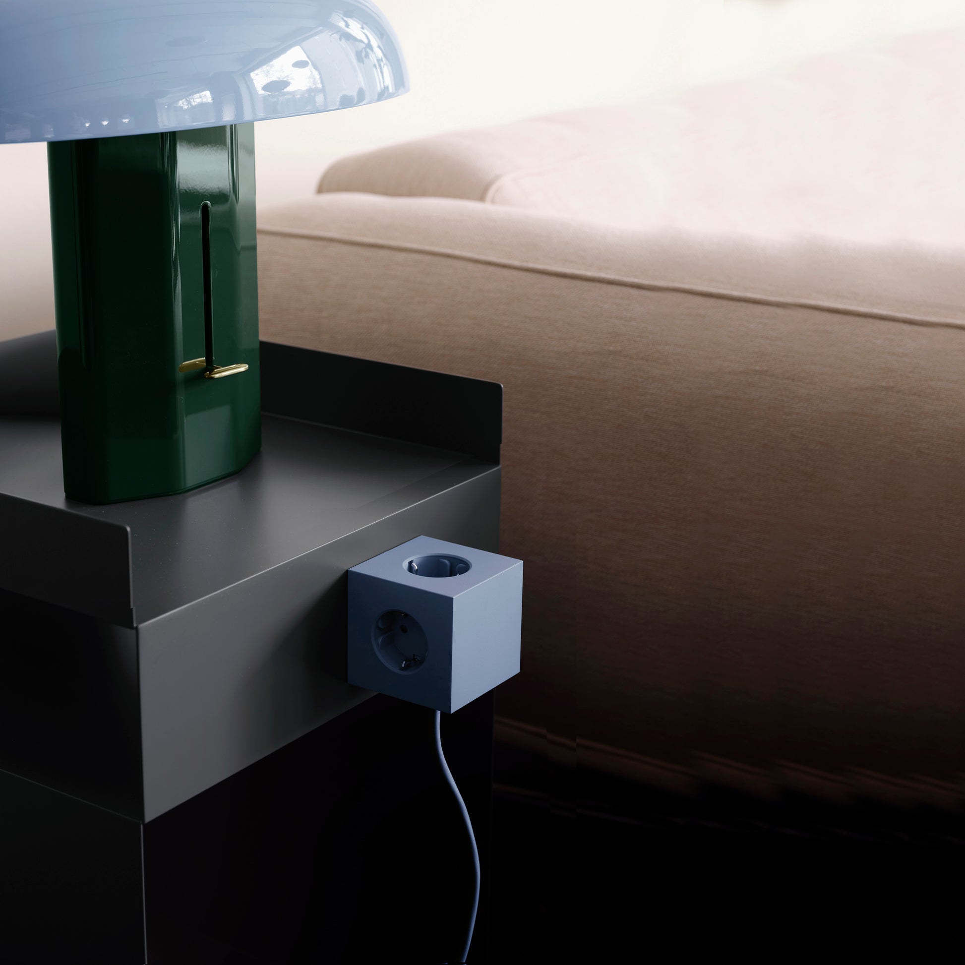 Avolt Square 1 Stekkerdoos & USB-C Oplader Shark Blue│3 meter│art. SQ1-EUFC30-30SHB│met magneet aan metalen tafeltje
