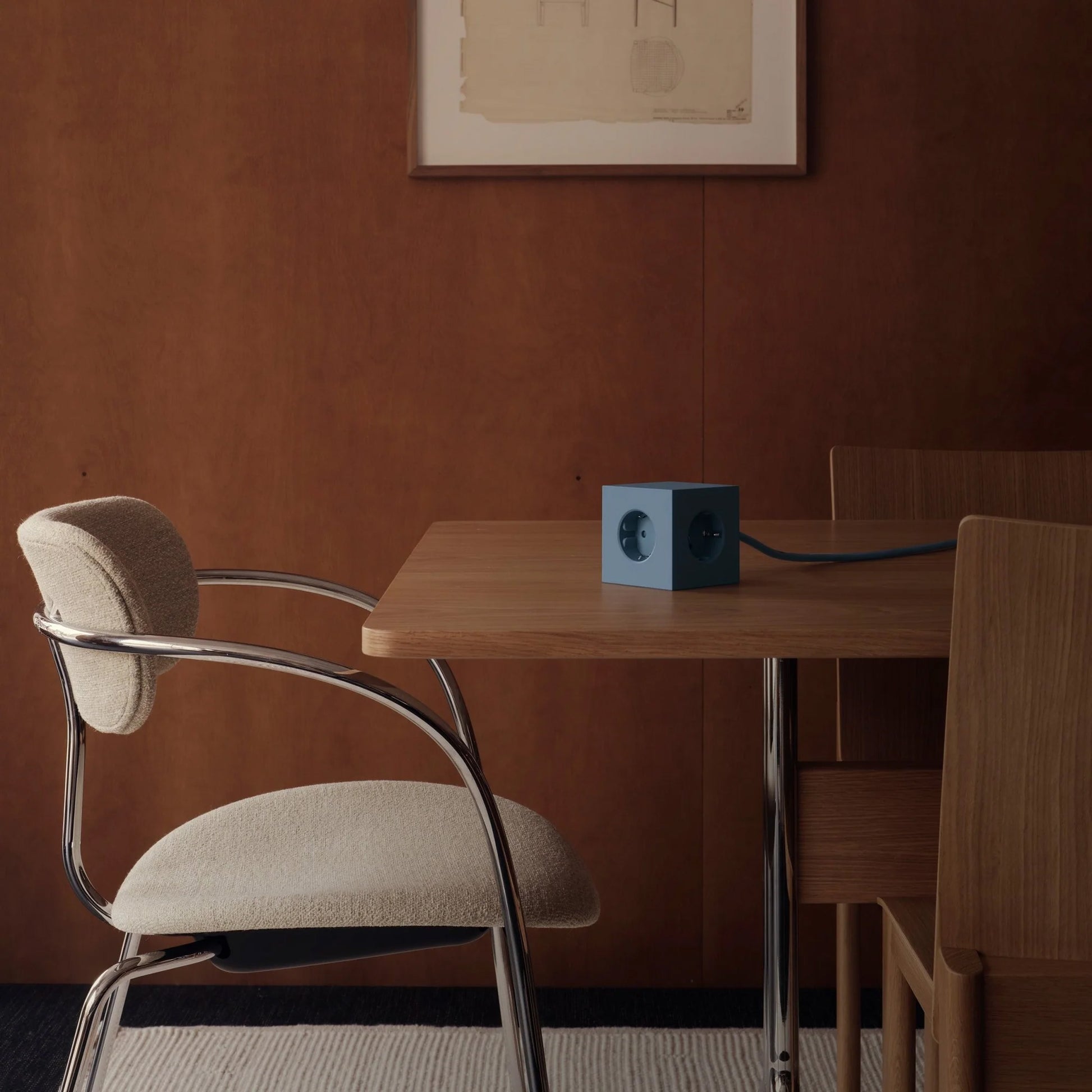 Avolt Square 1 Stekkerdoos & USB-C Oplader Shark Blue│3 meter│art. SQ1-EUFC30-30SHB│liggend op houten tafel