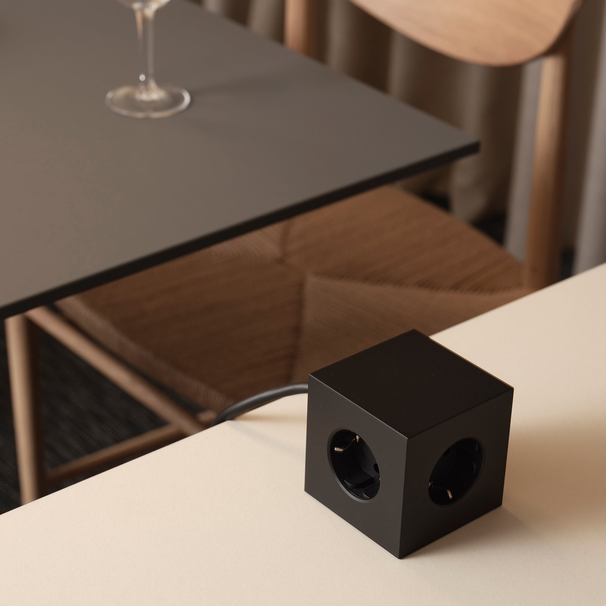 Avolt Square 1 Stekkerdoos & USB-C Oplader│Stockholm Black│art. SQ1-EUFC20-18SB│op tafel in restaurant