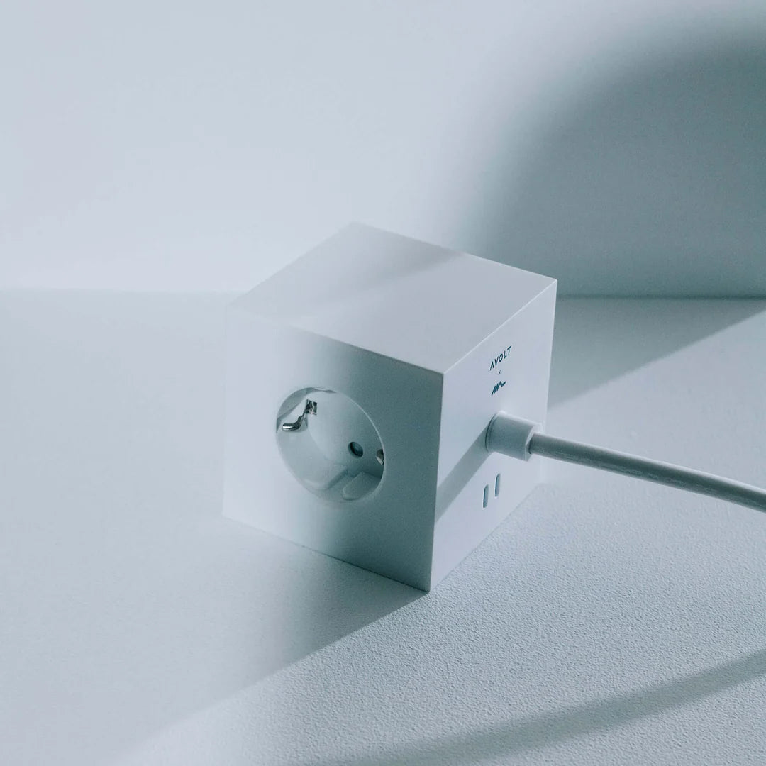 Avolt Square 1 Stekkerdoos & USB-C Oplader White│art. SQ1-EUFC30-30WH│voor witte muur met schaduw