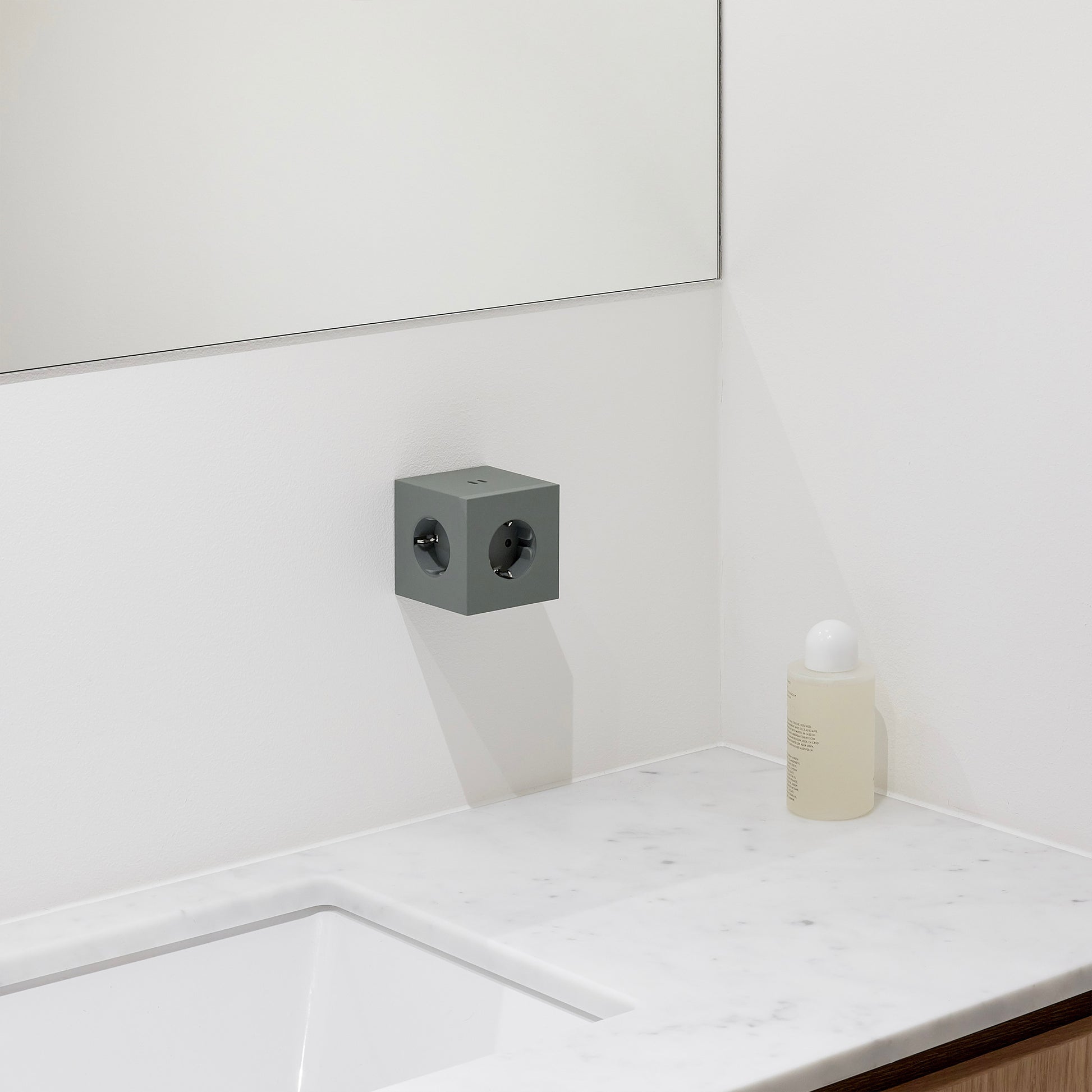 Avolt Square 2 Stekkerdoos & USB-C Oplader│Oak Green│art. SQ2-EUFC30-WMOG│in wandcontactdoos boven badkamermeubel