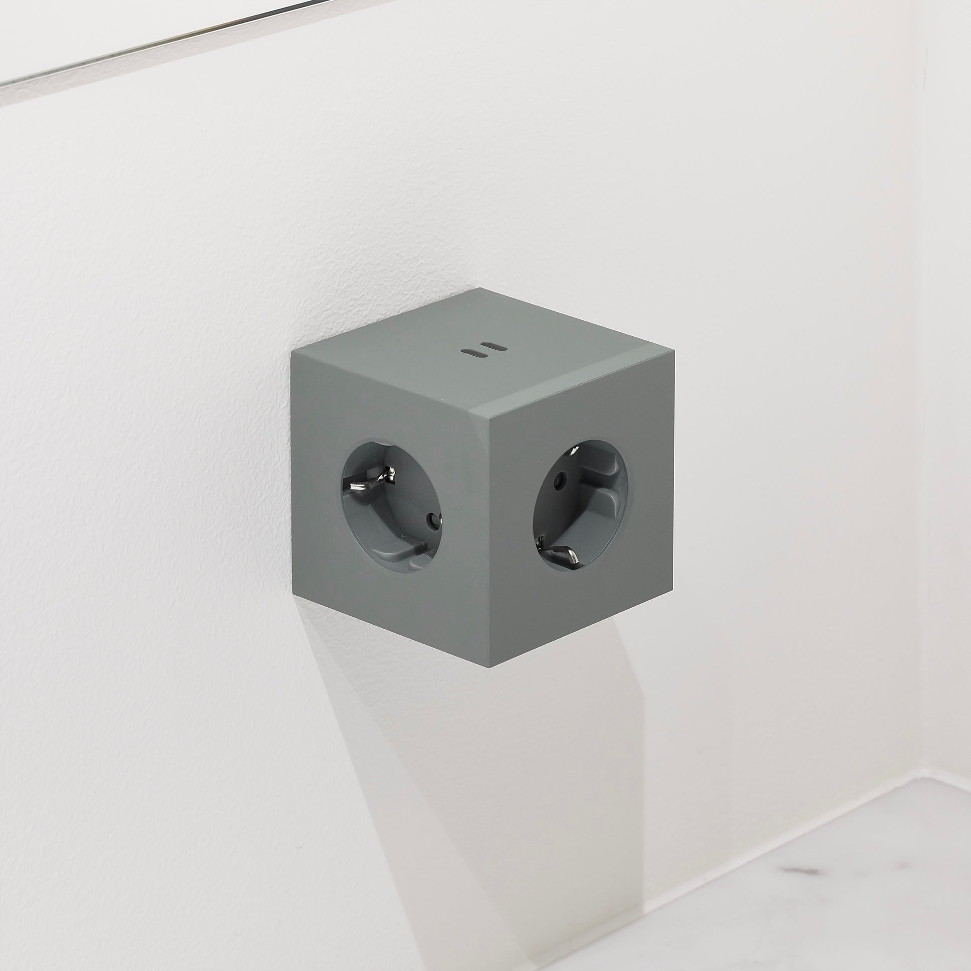 Avolt Square 2 Stekkerdoos & USB-C Oplader│Oak Green│art. SQ2-EUFC30-WMOG│in wandcontactdoos met USB-Poorten aan bovenzijde