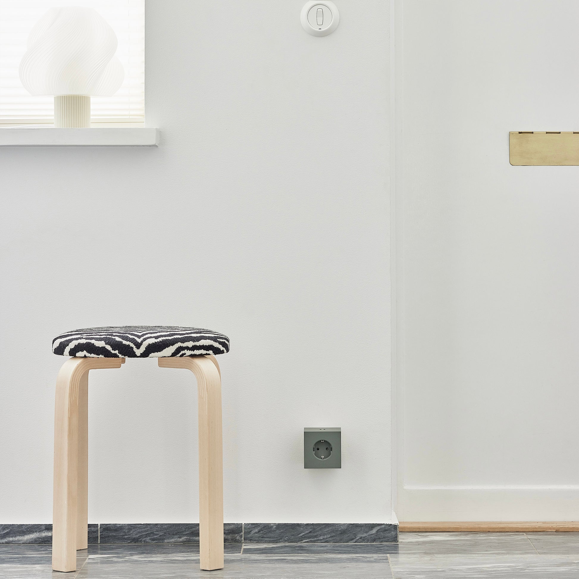 Avolt Square 2 Stekkerdoos & USB-C Oplader│Oak Green│art. SQ2-EUFC30-WMOG│in wandcontactdoos in hal naast krukje