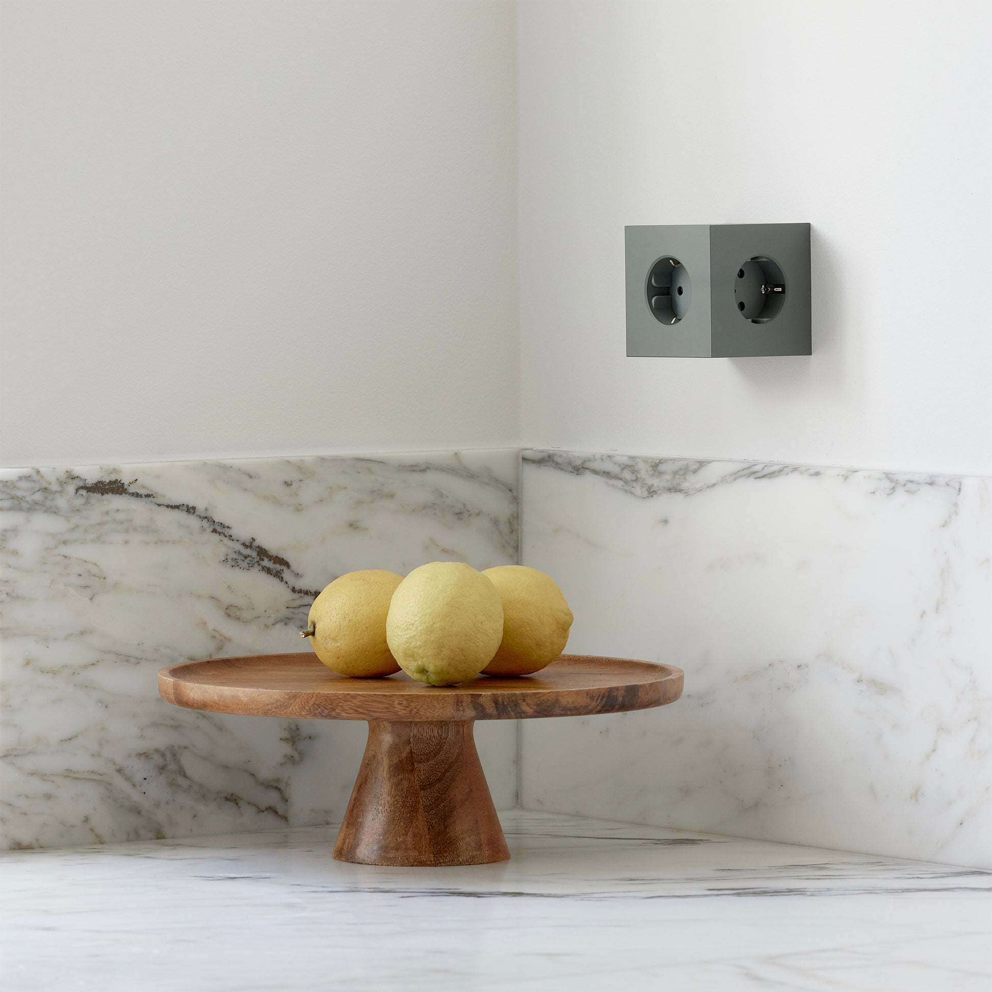 Avolt Square 2 Stekkerdoos & USB-C Oplader│Oak Green│art. SQ2-EUFC30-WMOG│in wandcontactdoos boven marmeren keukenblad