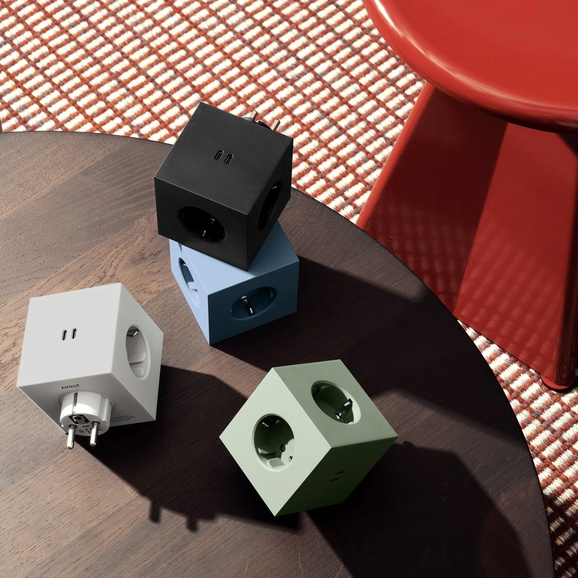 Avolt Square 2 Stekkerdoos & USB-C Oplader│Shark Blue│art. SQ2-EUFC30-WMSHB│groep diverse kleuren op houten tafel