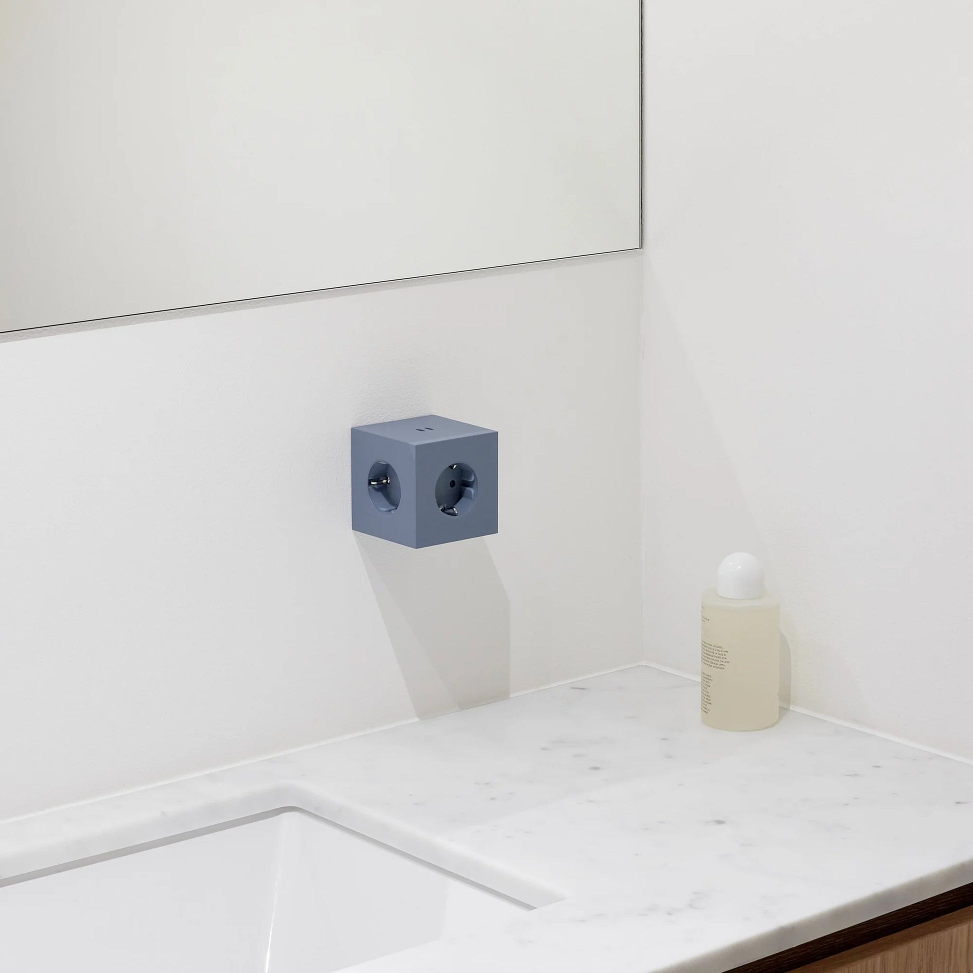 Avolt Square 2 Stekkerdoos & USB-C Oplader│Shark Blue│art. SQ2-EUFC30-WMSHB│in wandcontactdoos boven badkamermeubel
