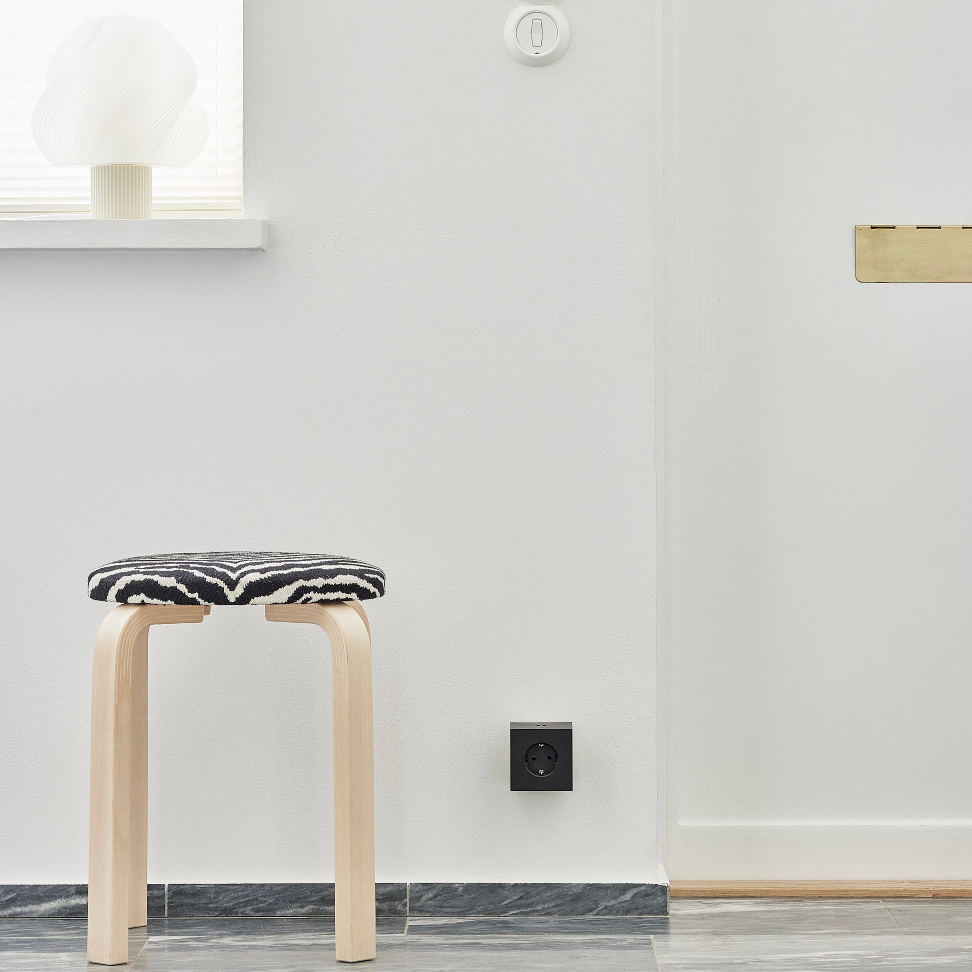 Avolt Square 2 Stekkerdoos & USB-C Oplader│Stockholm Black│art. SQ2-EUFC30-WMSB│in wandcontactdoos in hal naast krukje