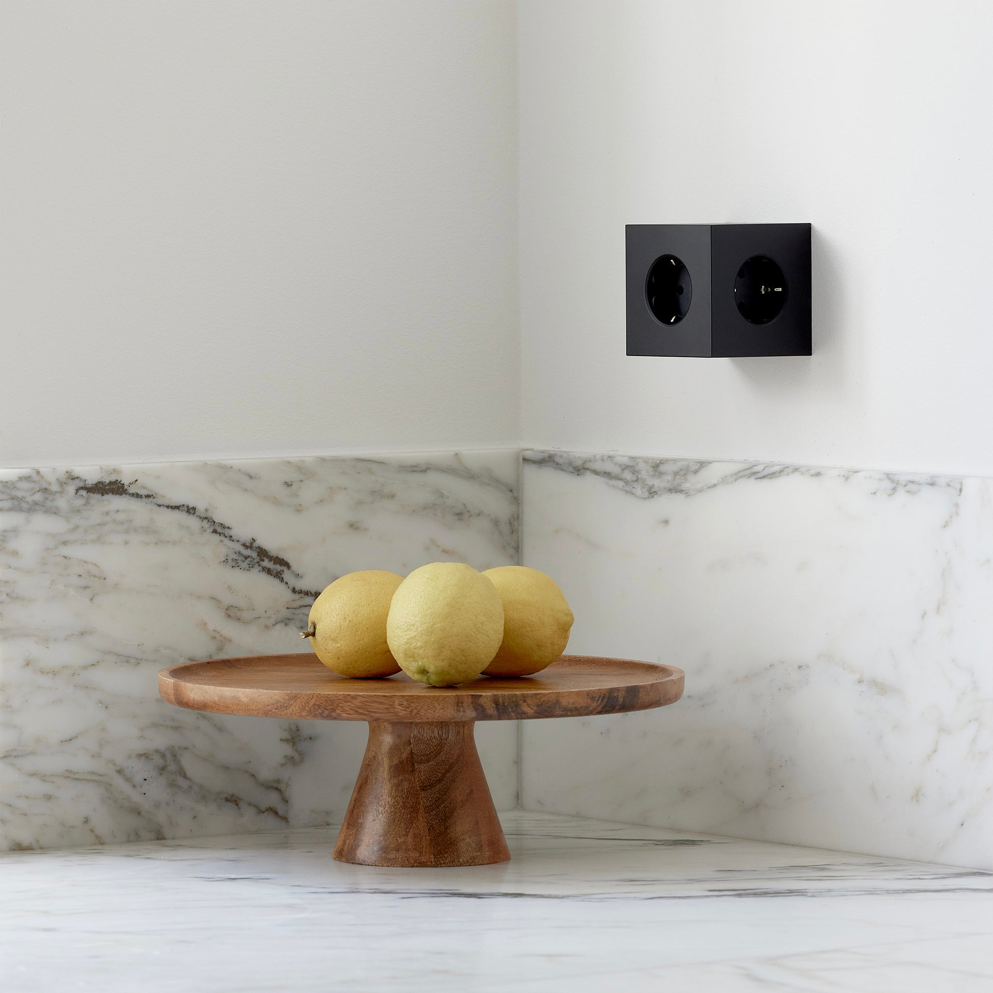 Avolt Square 2 Stekkerdoos & USB-C Oplader│Stockholm Black│art. SQ2-EUFC30-WMSB│in wandcontactdoos boven marmeren keukenblad