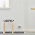 Avolt Square 2 Stekkerdoos & USB-C Oplader│Gotland Grey│art. SQ2-EUFC30-WMGG│in wandcontactdoos in hal naast krukje