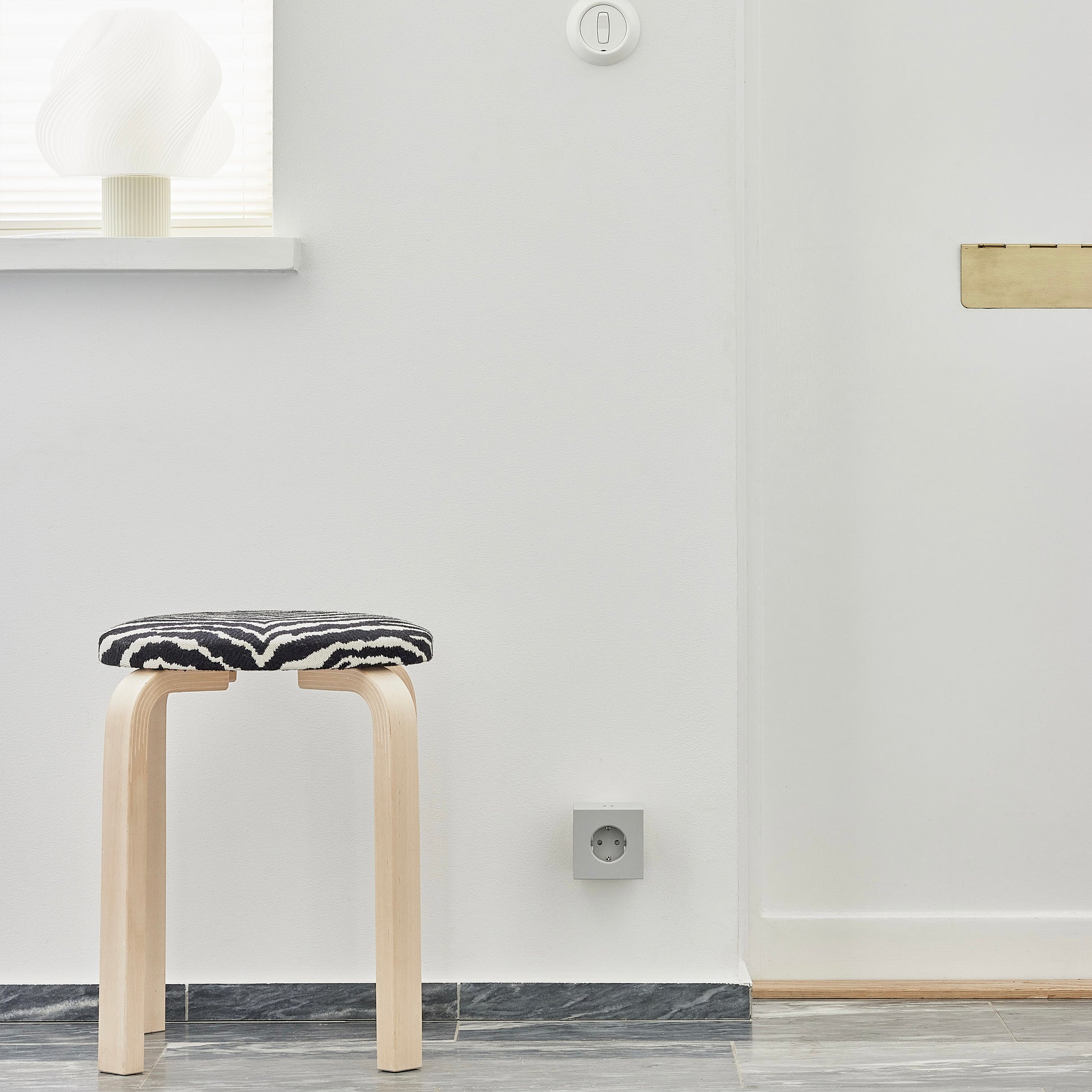 Avolt Square 2 Stekkerdoos & USB-C Oplader│Gotland Grey│art. SQ2-EUFC30-WMGG│in wandcontactdoos in hal naast krukje