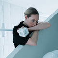Avolt x Martinelli Luce Square 2 Design Stekkerdoos White│art. SQ2-SKFC30-WMWH│in hand van vrouw over railing