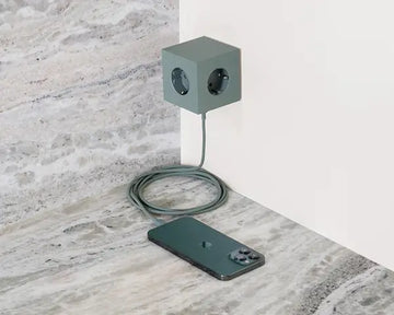 Avolt square 1 Design stekkerdoos aan wand met snoer naar mobiele telefoon.