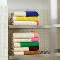 Badhanddoek 70x140 Royal Blue&Peach│Martens&Martens-Suite702│art. MMTT70RBPE│diverse soorten gestapeld in badkamer