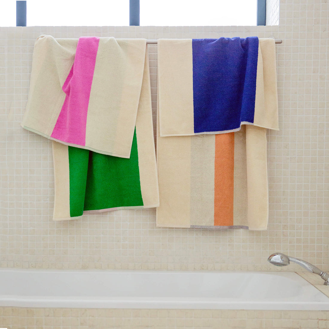 Badhanddoek 70x140 Pink&Green│Martens&Martens-Suite702│Voorkant met witte achtergrond