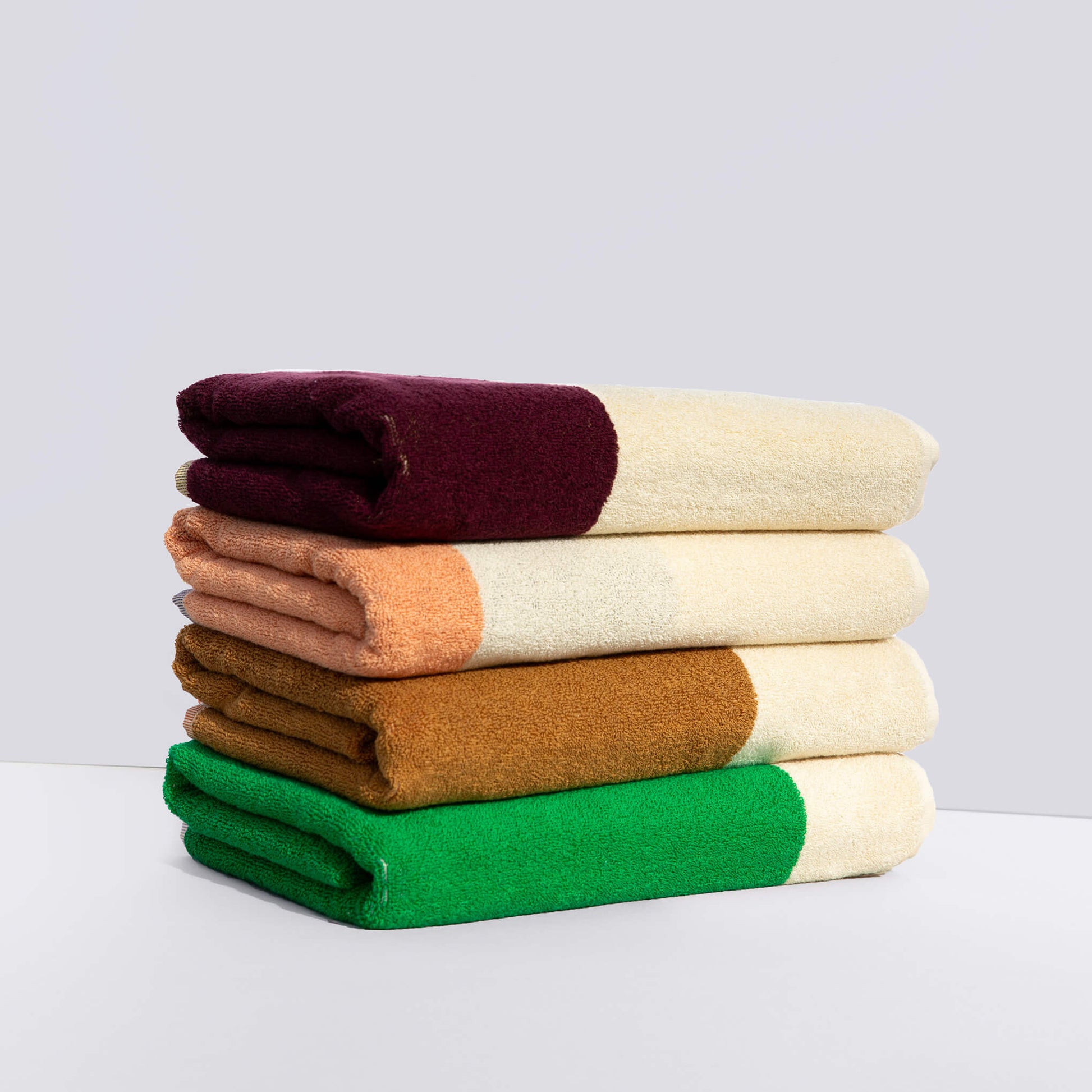Badhanddoek 70x140 Yellow&Bordeaux│Martens&Martens-Suite702│art. MMTT70YEBO│achterkant opgevouwen op stapel