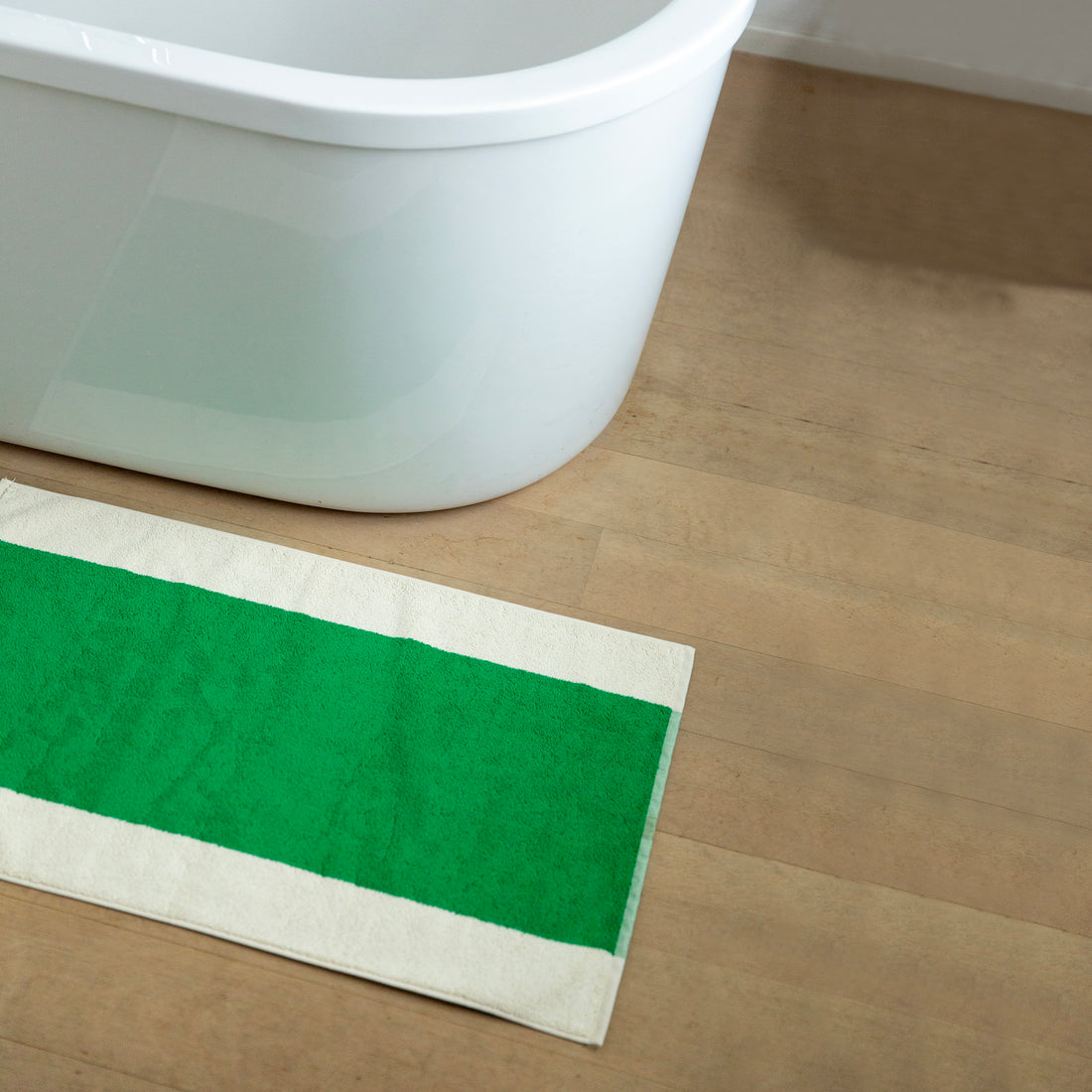 Badmat Martens & Martens Green&Honey│Suite702│art. MMBM50GRHO│groene kant voor met witte achtergrond