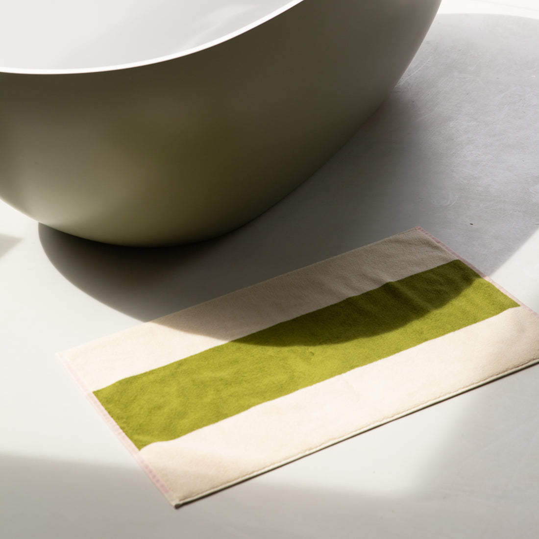 Badmat Martens & Martens Pink & Olive Suite702│art. CMMBM50PIOL│voorkant met witte achtergrond