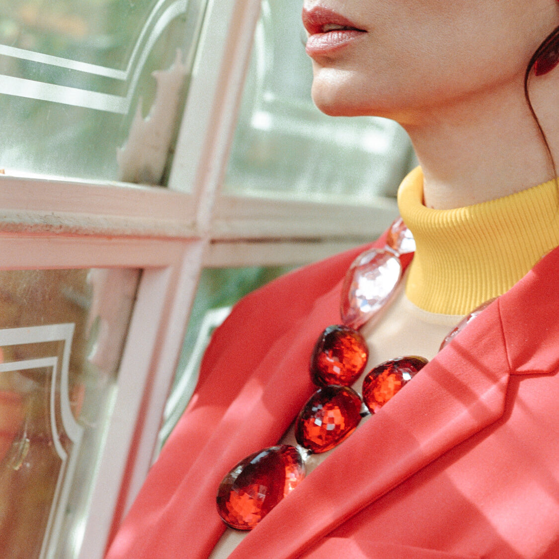 Halsketting Big Stones Rood Corsari Jewels│art. CJS-1003-044│vrouw voor raam draagt ketting