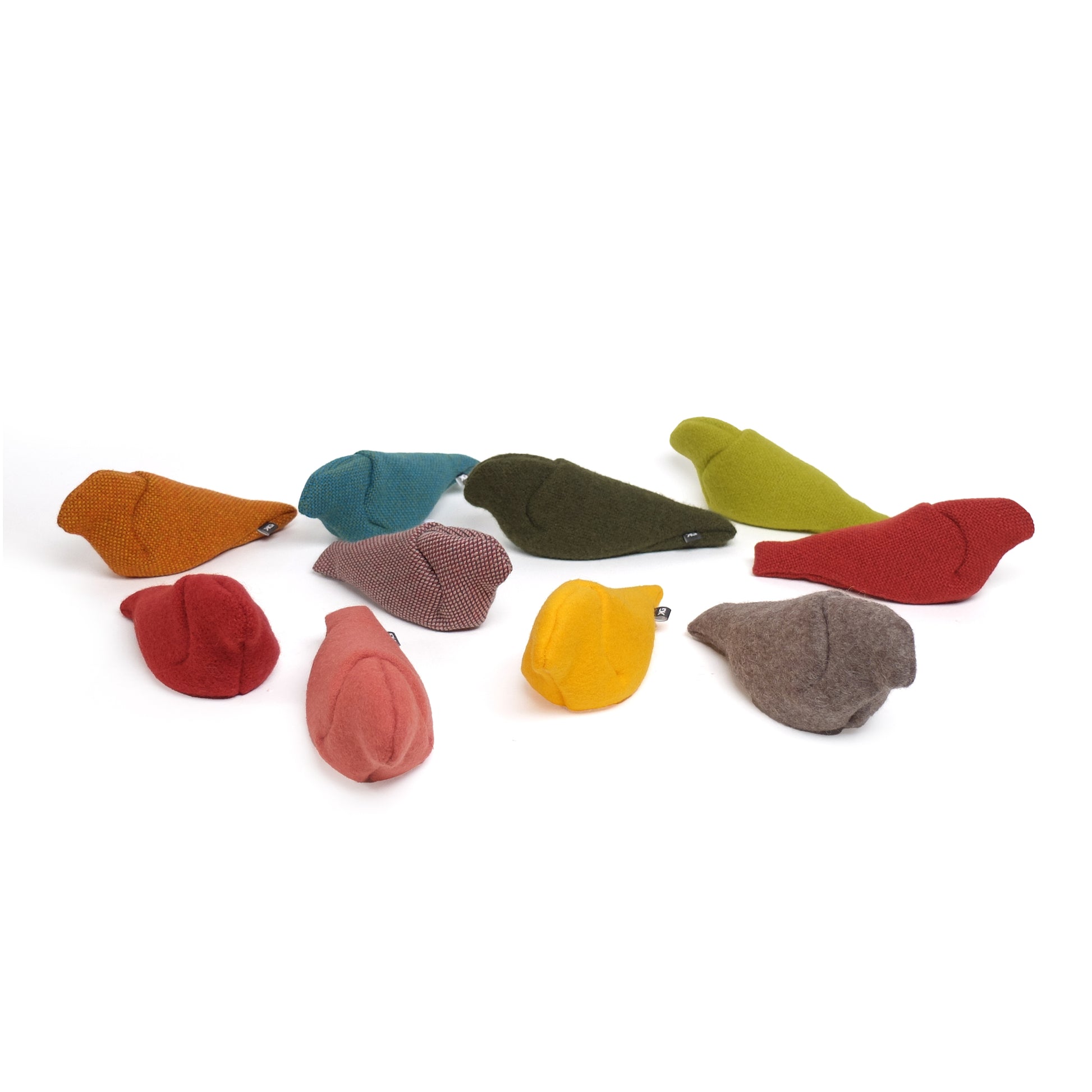 Bird t. Stoffen Mus│Christien Meindertsma│groep diverse kleuren met witte achtergrond