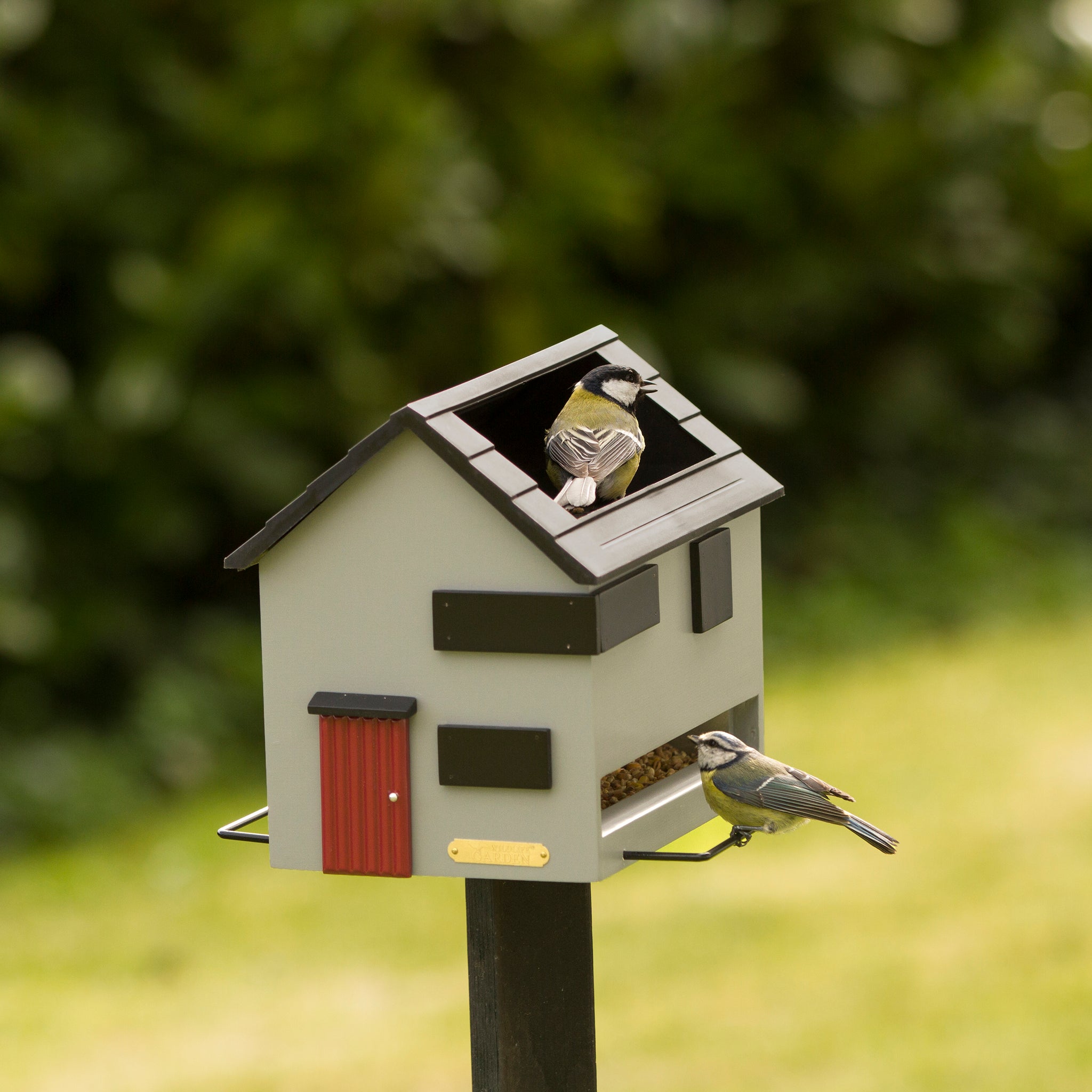 Vogelhuis met Bad Grijs│Wildlife Garden│art. WG356│op houten aal in tuin met koolmeesjes