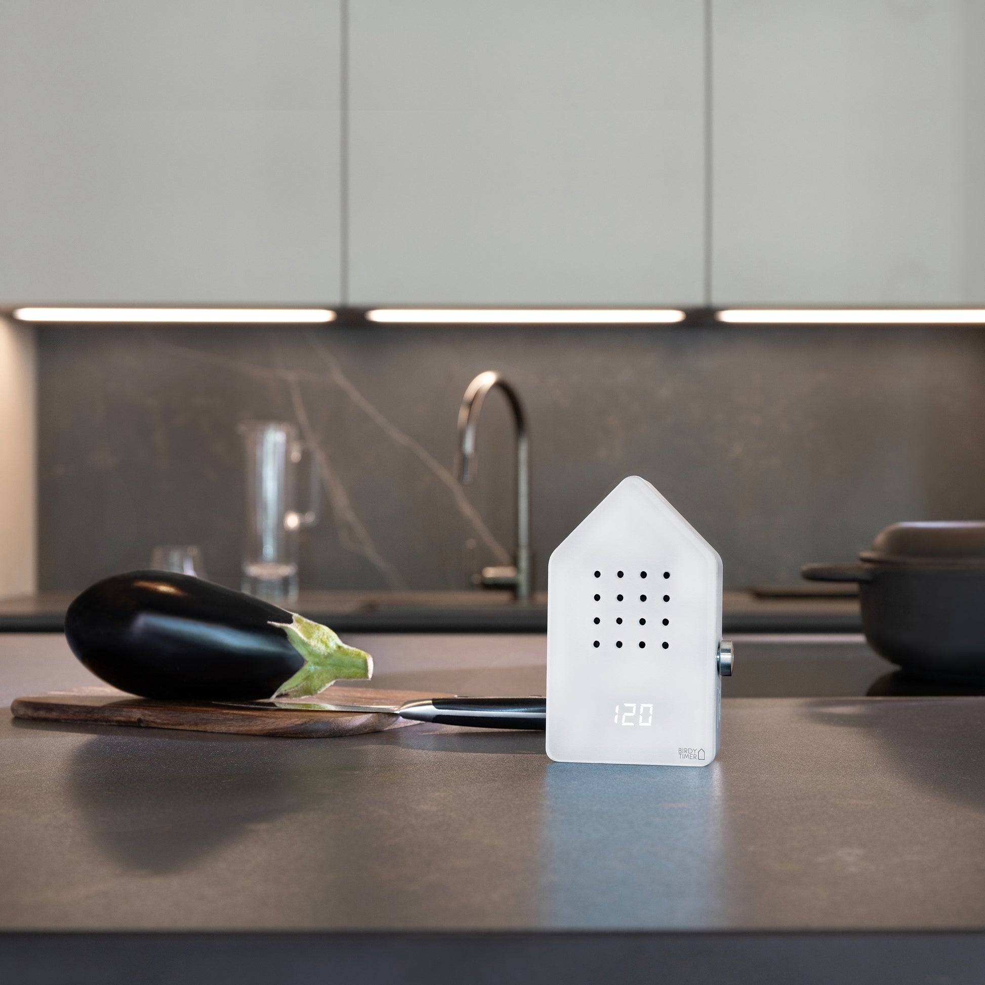 Birdytimer Classic Wit│Kookwekker met Vogelgeluiden│Relaxound│art. 11BBT0101001│in keuken naast snijplank