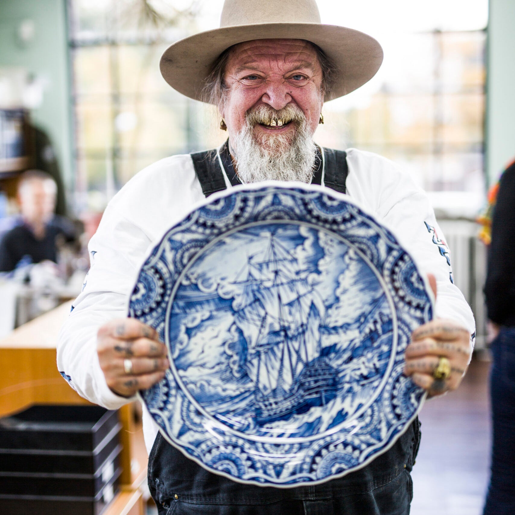 Bord Easter Island Royal Delft│Henk Schiffmacher houdt bord voor zich│art. 65800400