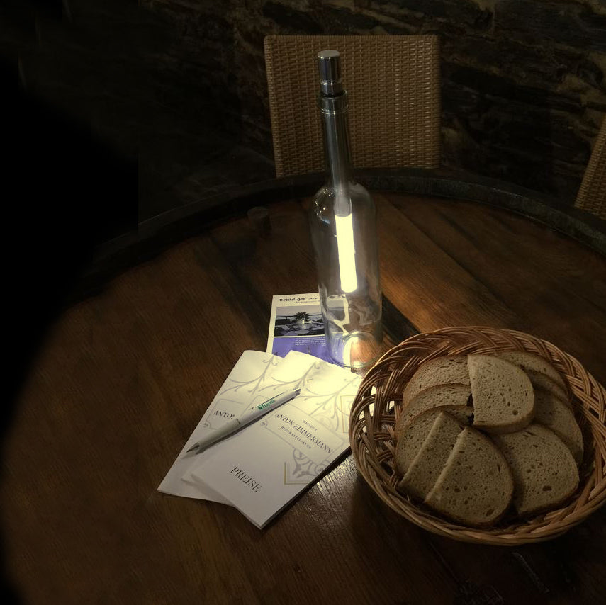 Bottlelight LED Flessenlamp│art. BOT03-W│op tafel in fles naast broodmand