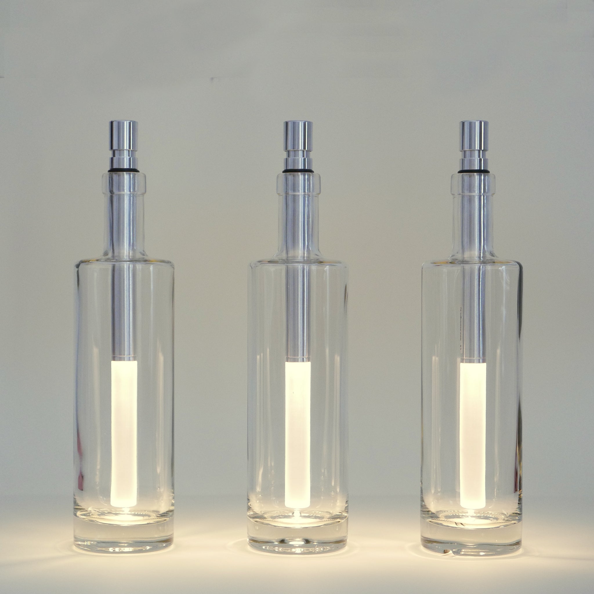 Bottlelight LED-Dimbaar Flessenlamp│art. BOT04-W│drie maal in doorachtige fles met verlichting aan