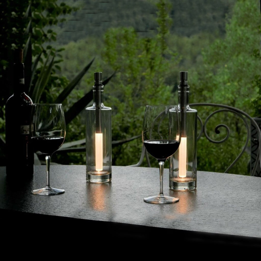 Bottlelight LED set van 3│Flessenlamp│met licht aan in flessen op tafel met wijnglazen│art. BOT03-WT