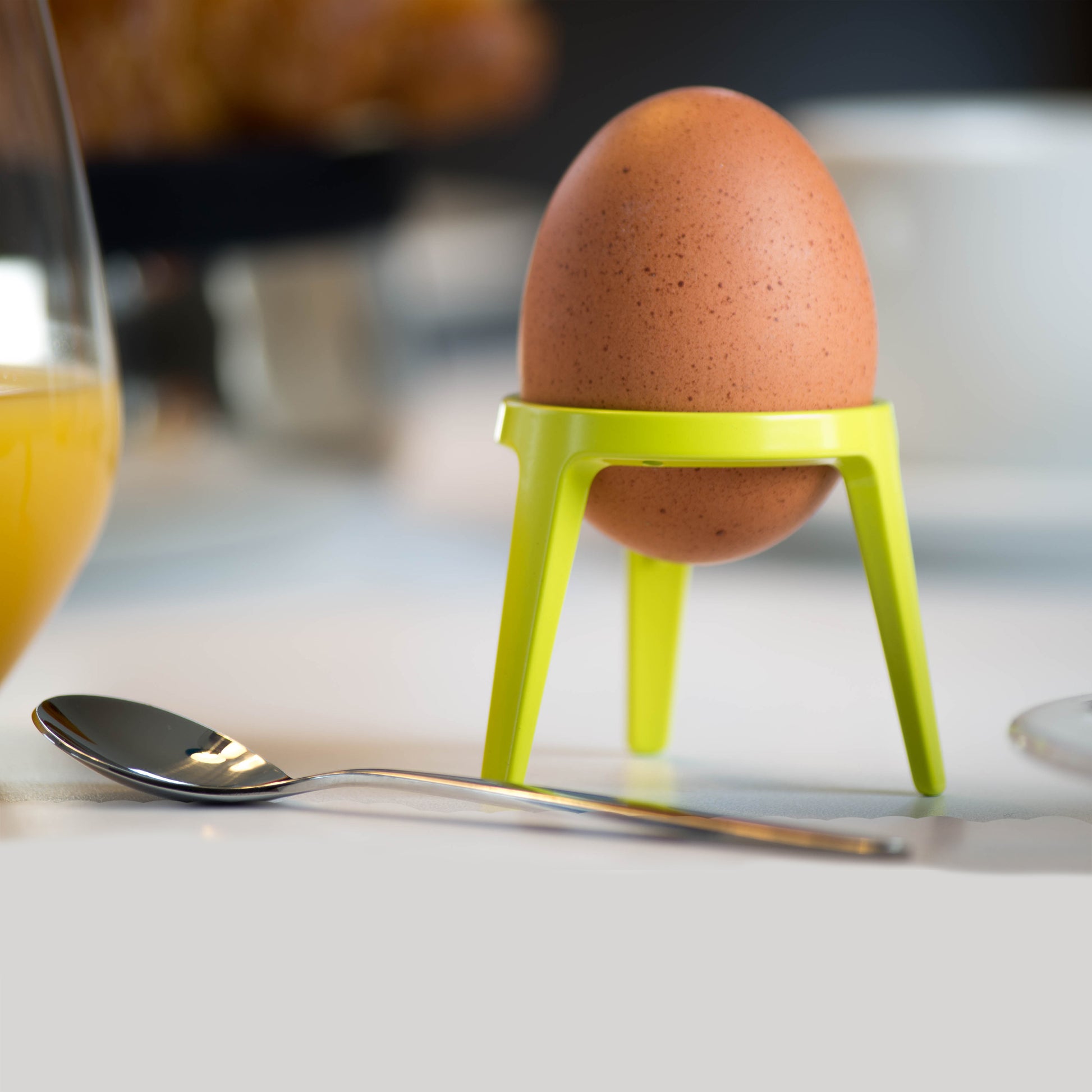 Eierdopjes Rocket Lime & Orange│art. A003054│groene versie met ei op ontbijttafel