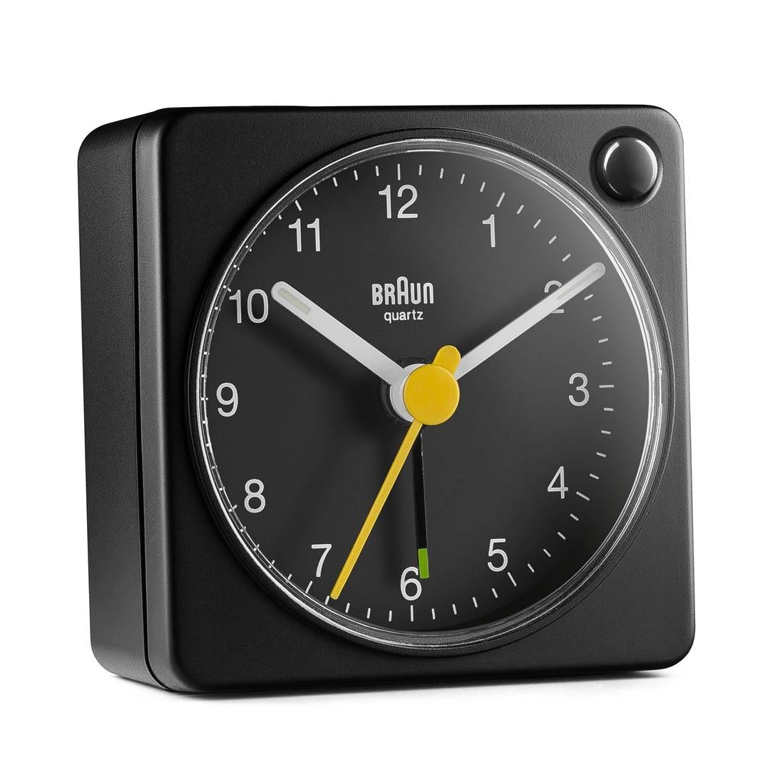 Braun BC02 analoger Reisewecker Schwarz, Schrägansicht von vorn