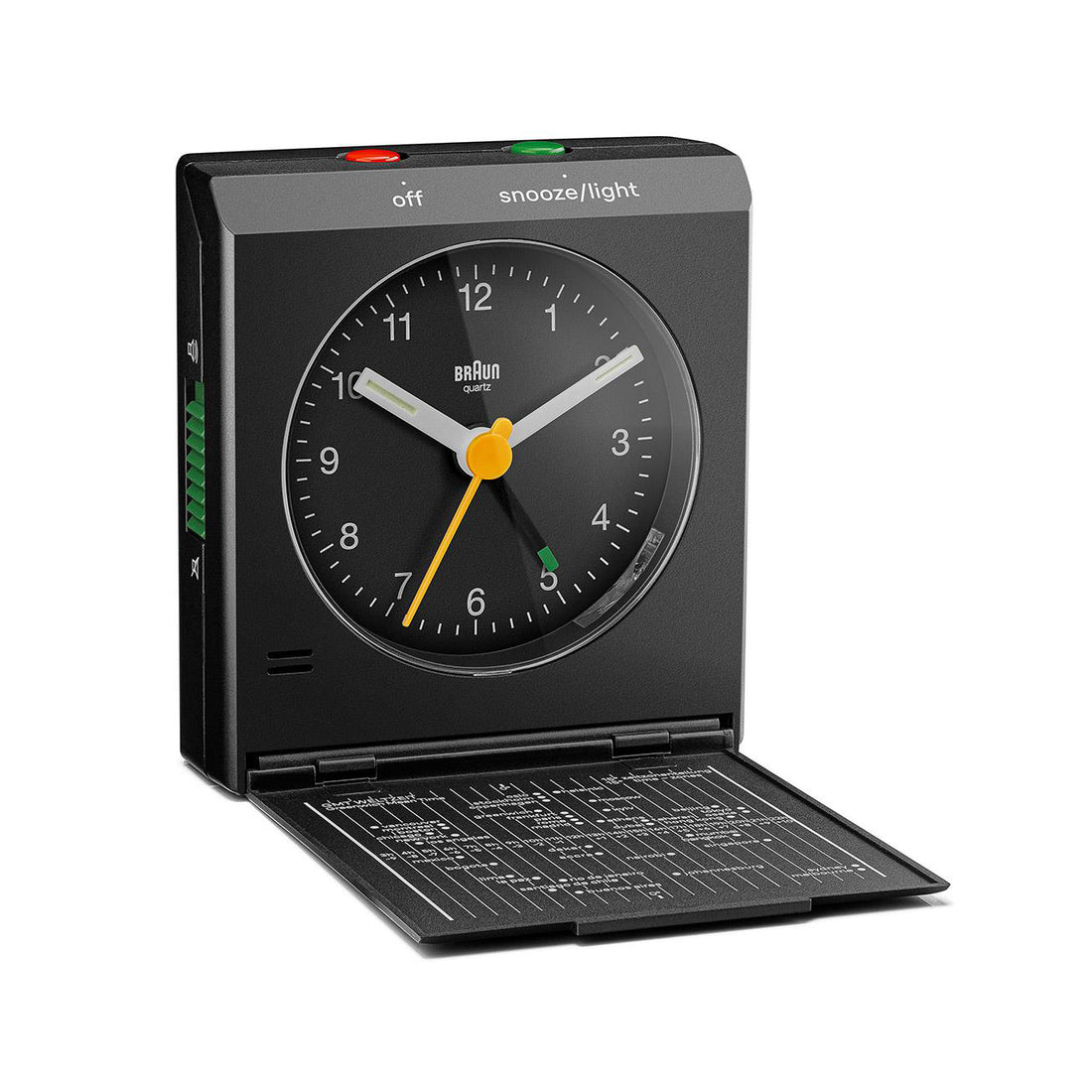 Braun BC05 analoger Reisewecker Schwarz, Schrägansicht von vorn mit geöffnetem Deckel