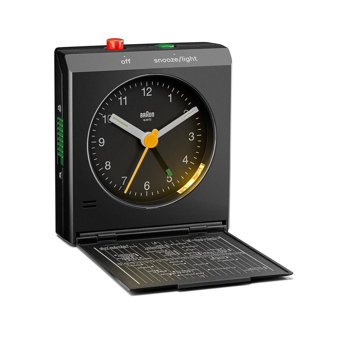 Braun BC05 analoger Reisewecker Schwarz, Schrägansicht von vorn mit geöffnetem Deckel