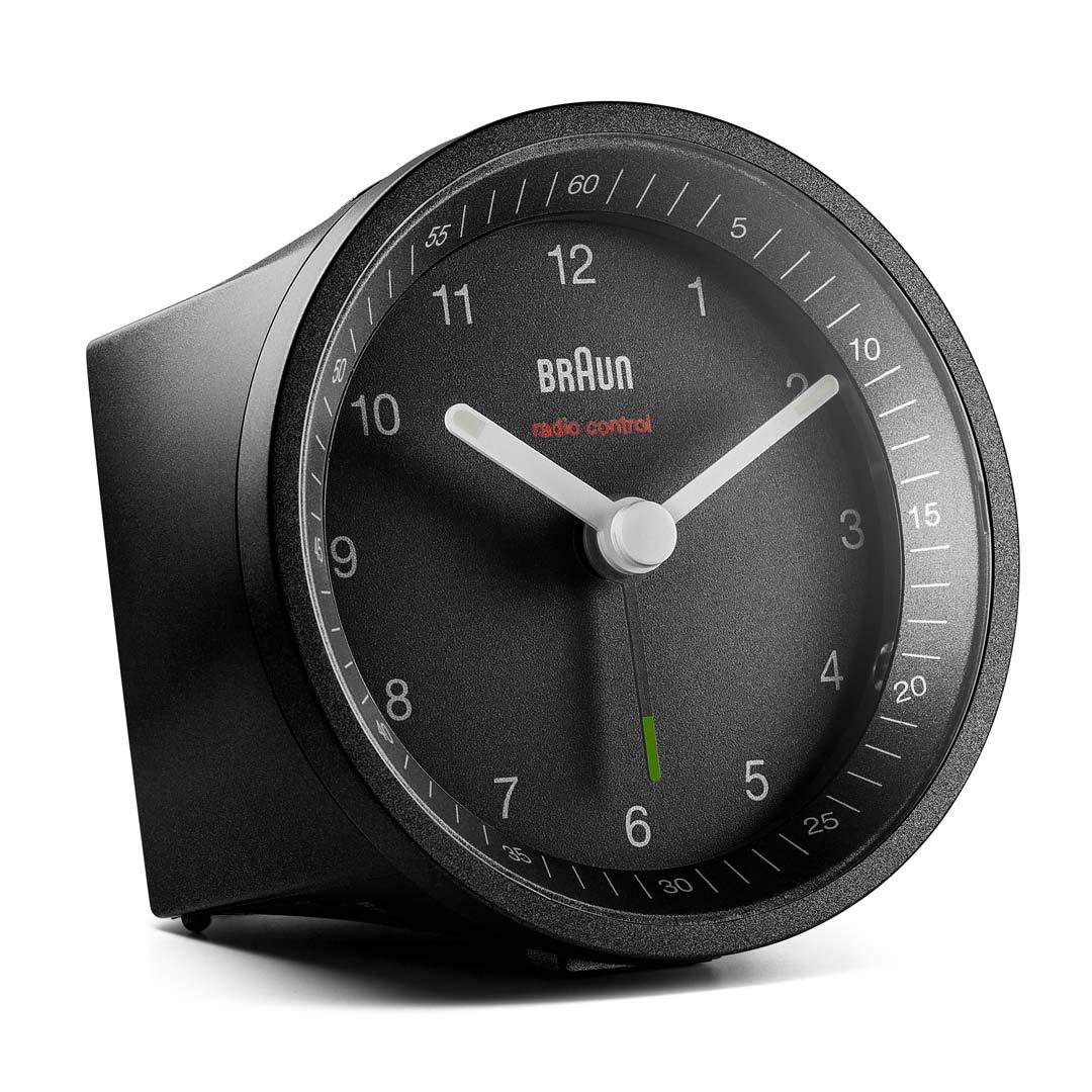 Braun BC07-DCF analoger funkgesteuerter Wecker Schwarz, Schrägansicht von vorn