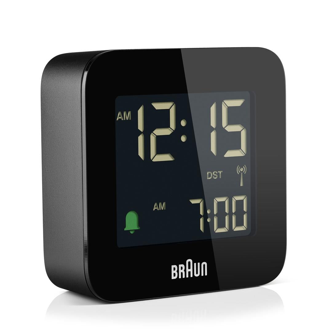 Braun BC08-DCF digitaler Reisewecker Schwarz, Schrägansicht von vorn mit ausgeschaltetem Display