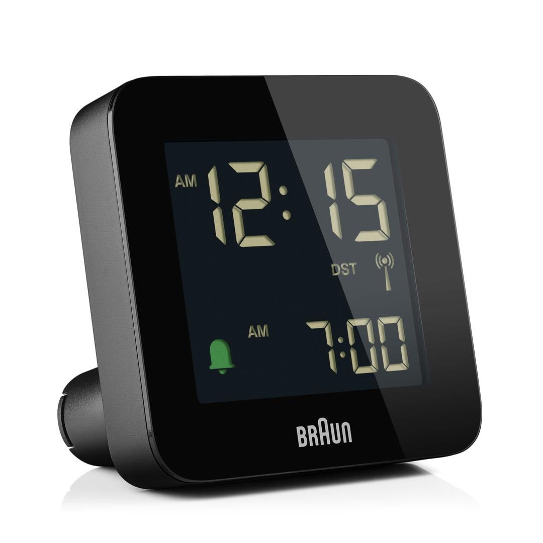 Braun BC09-DCF Digitalwecker Schwarz, Schrägansicht von vorn mit ausgeschaltetem Display