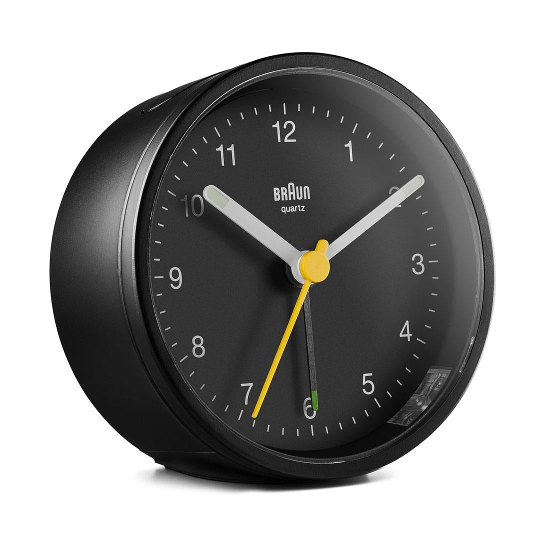 Braun BC12 kleiner analoger Wecker Schwarz, Schrägansicht von vorn