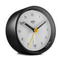 Braun BC12 kleiner analoger Wecker Schwarz-Weiß, Schrägansicht von vorn