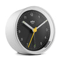 Braun BC12 kleiner analoger Wecker Weiß-Schwarz, Schrägansicht von vorn