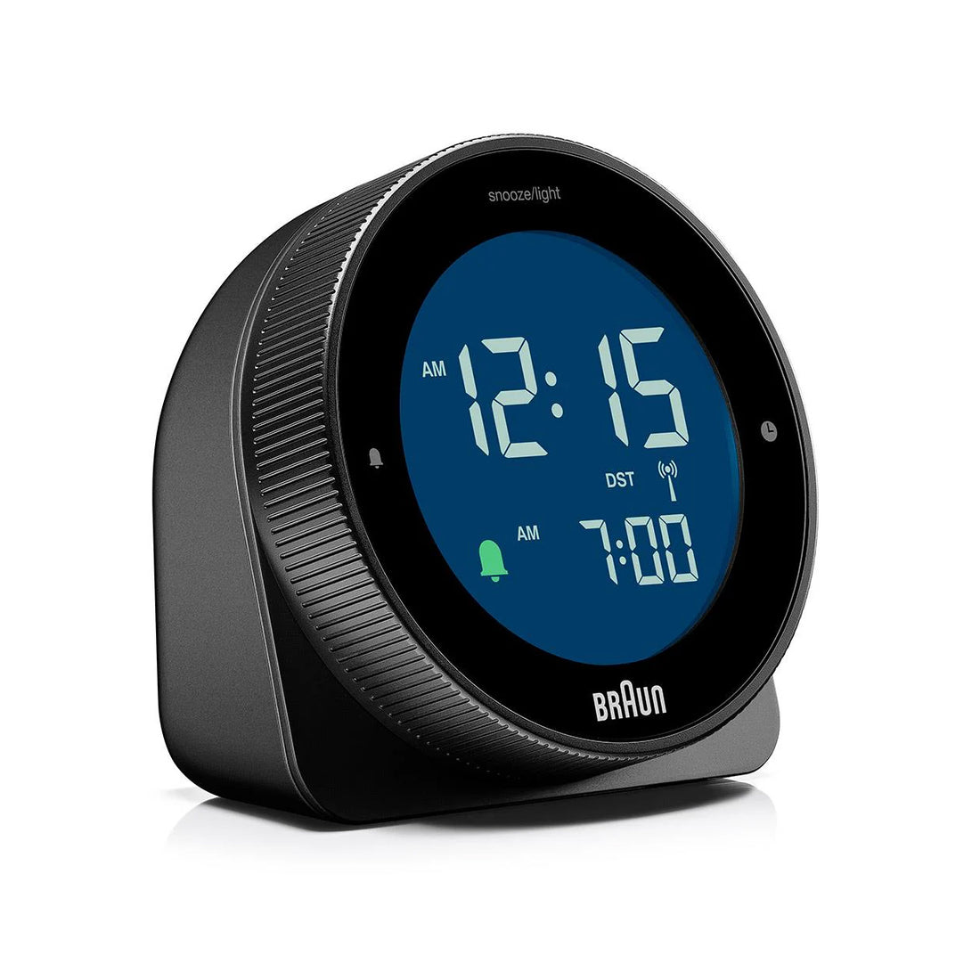 Braun BC24-DCF Digitalwecker Schwarz, Schrägansicht von vorn rechts mit unbeleuchtetem Display