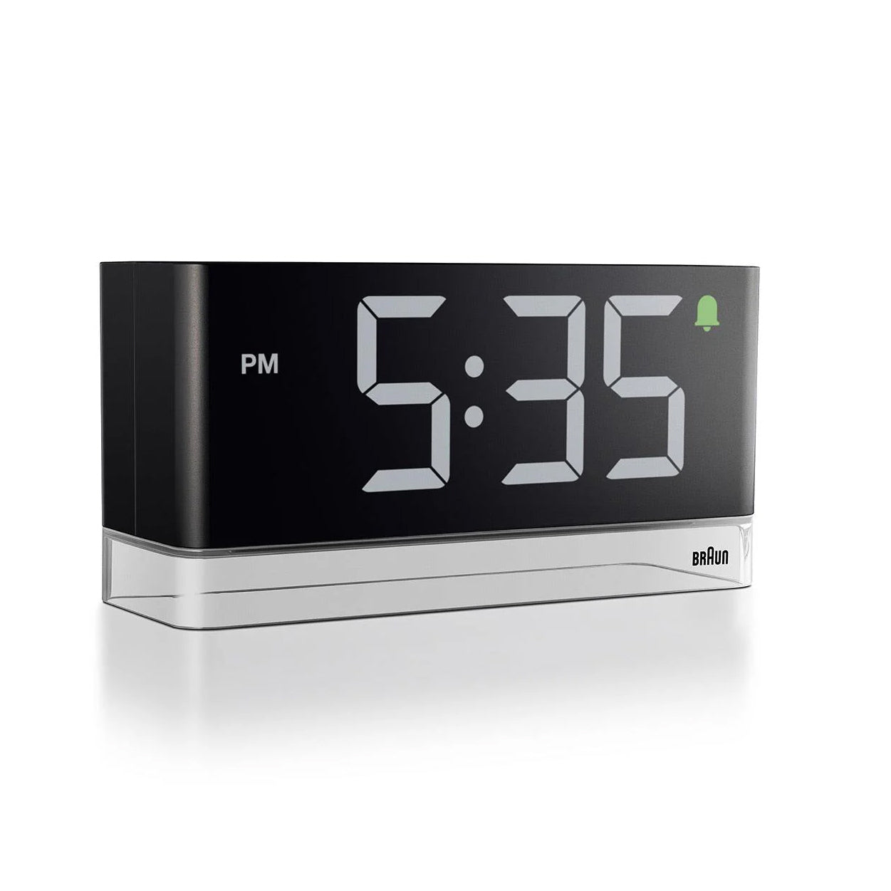 Braun Alarm Klok Digitaal BC27B│voorkant schuin rechts met display aan in 12-uurs modus