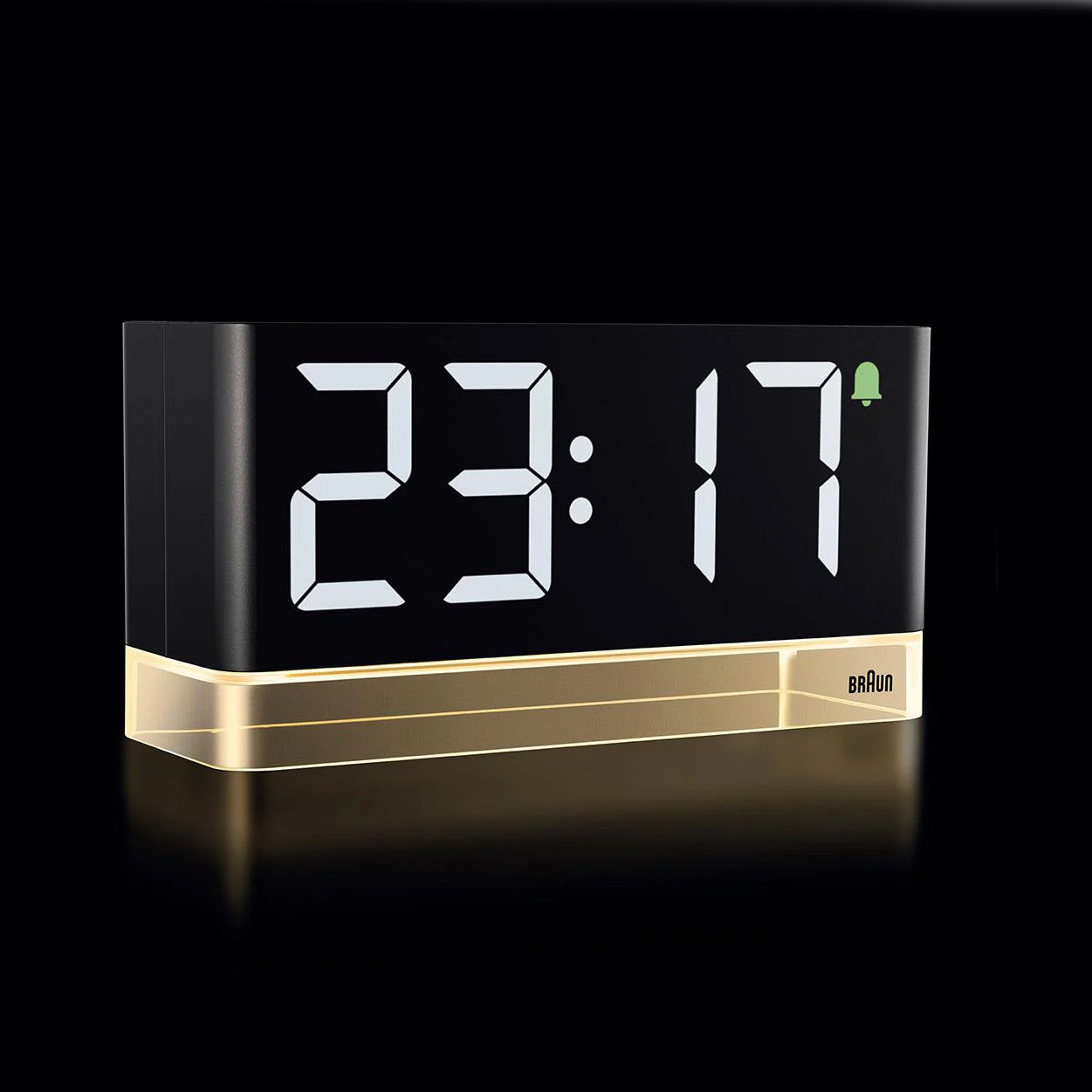 Braun Alarm Klok Digitaal BC27B│met zwarte achtergrond en verlichting aan