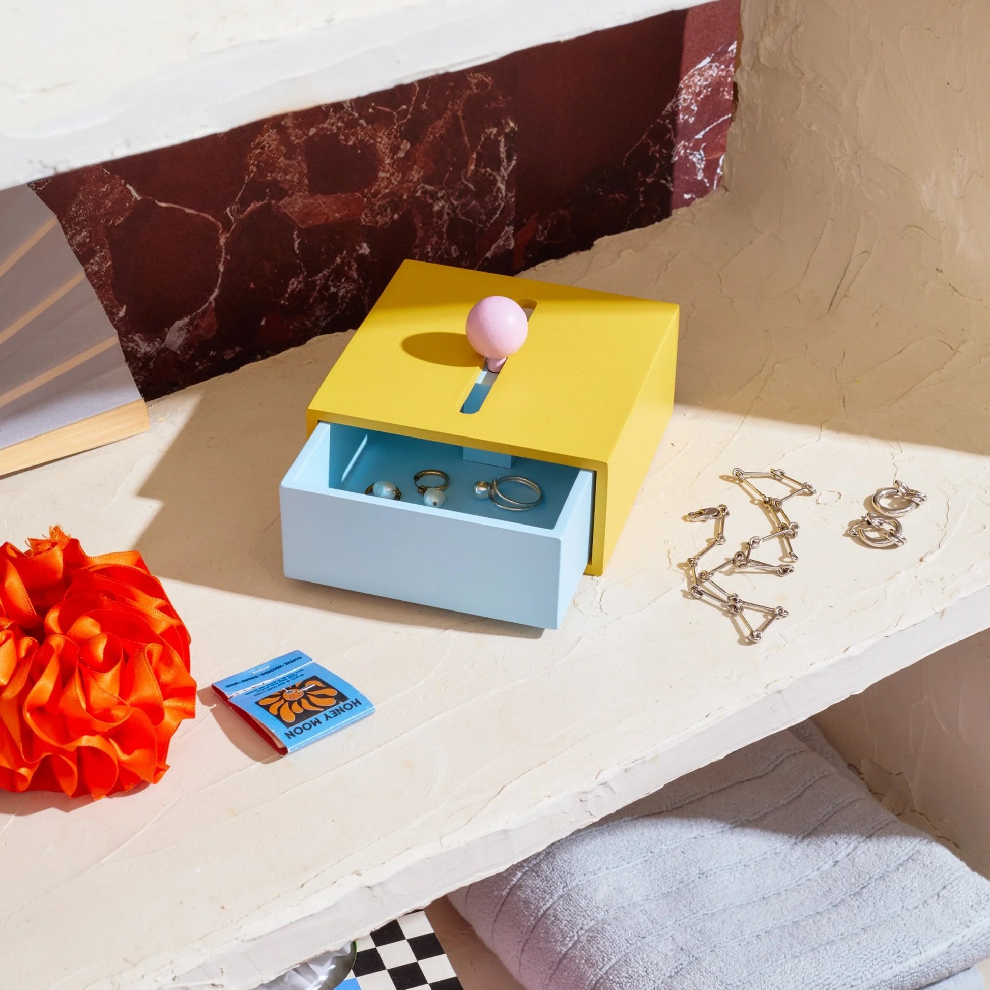 Cache Slide Opberdoos Small Geel│Areaware│art. KYCBSYB│in rek met geopende lade met sieraden