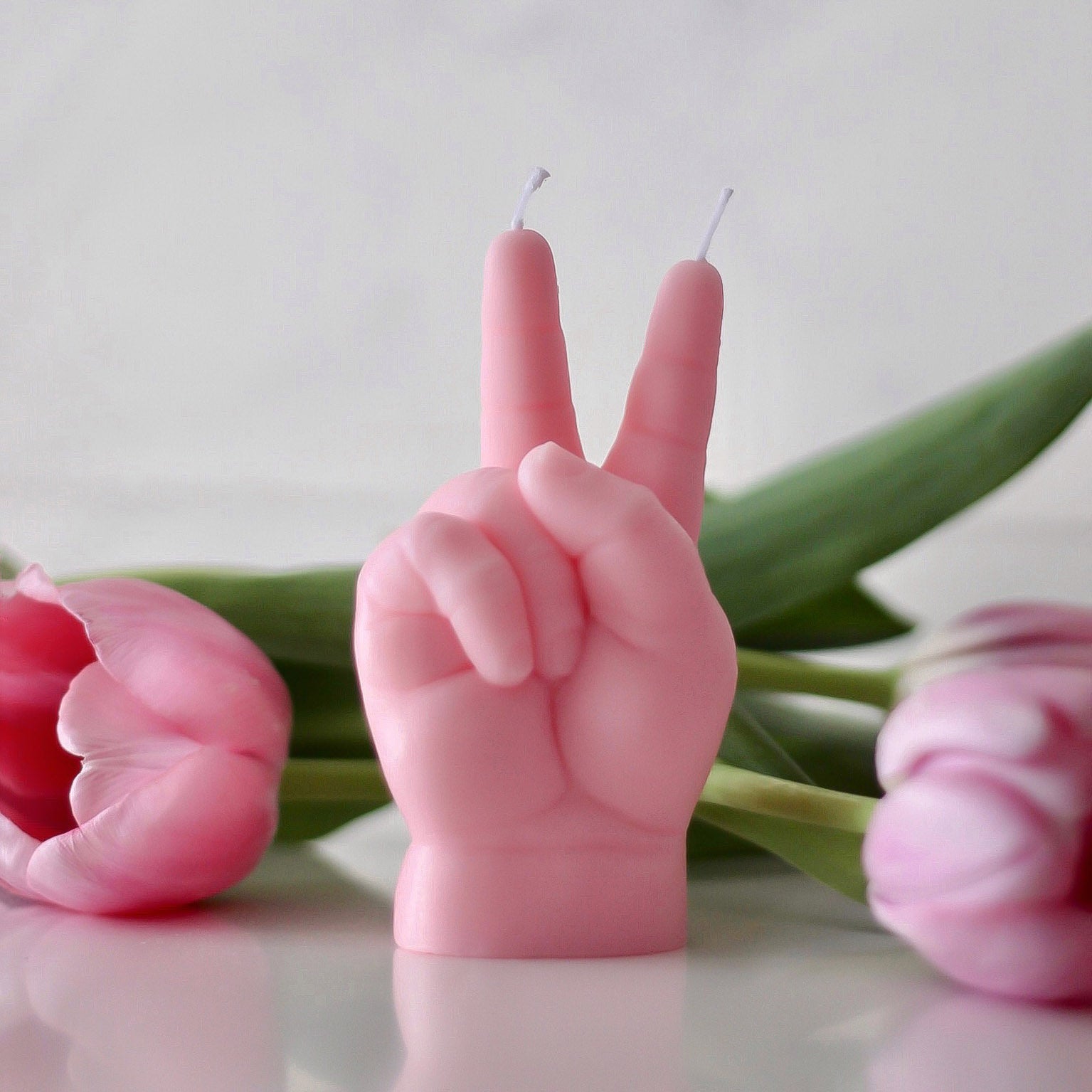 Candlehand Peace Kaars Baby Roze│art. BB-PEA-PINK│met roze tulpen op achtergrond