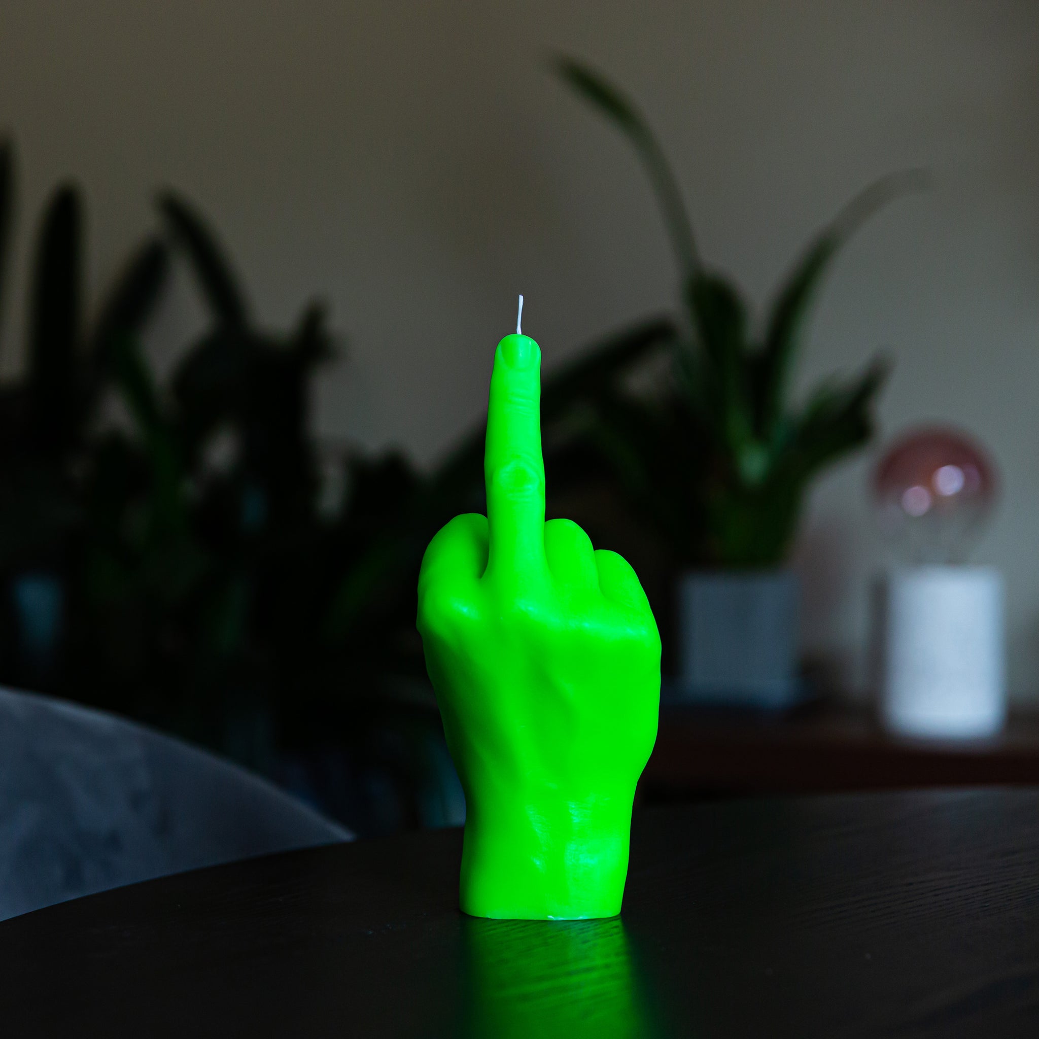 Candlehand Fuck You Kaars Neon Groen│art. FCK-NEO-GREEN│op houten tafel