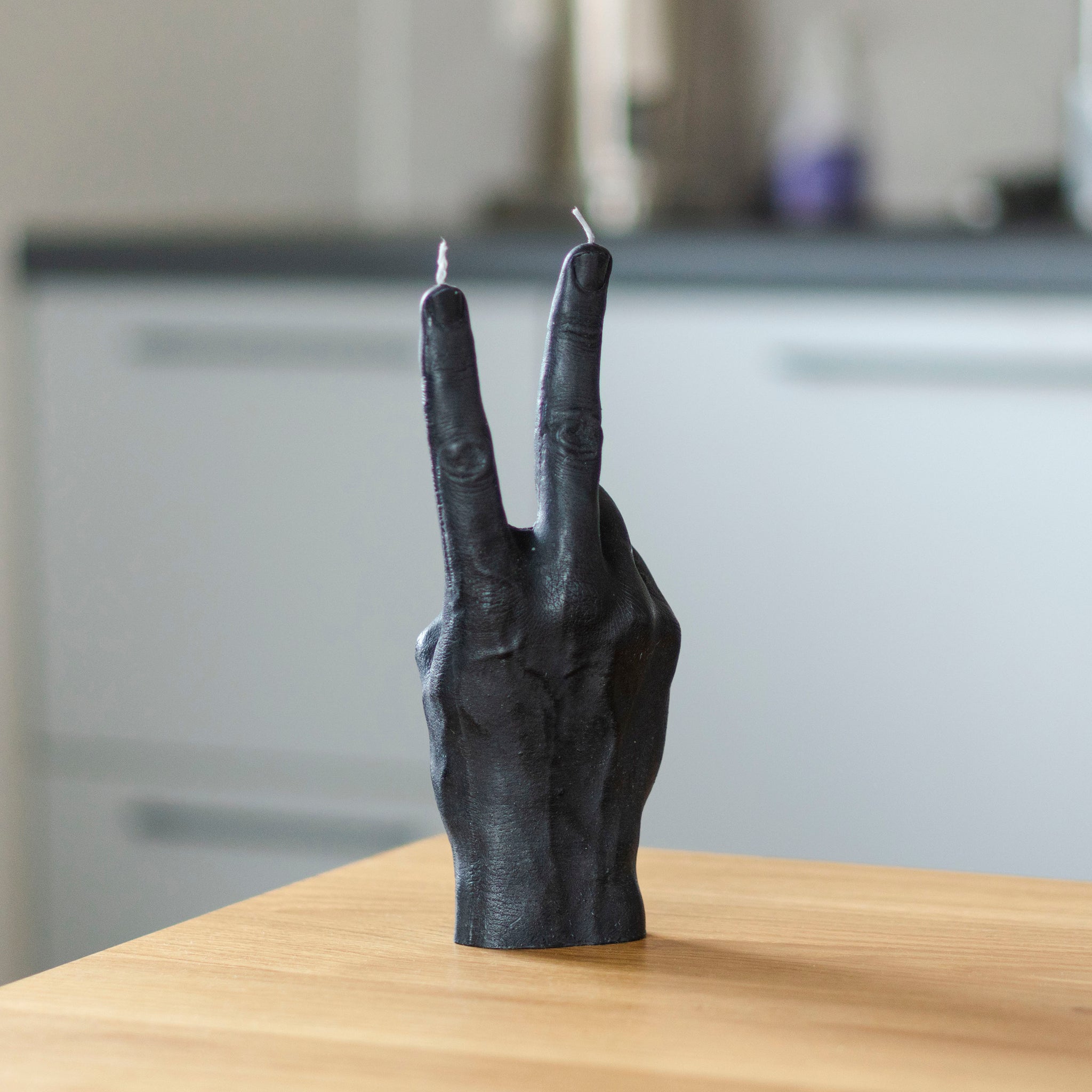 Candlehand Peace Kaars Zwart│art. VIC-BLACK│op houten keukentafel