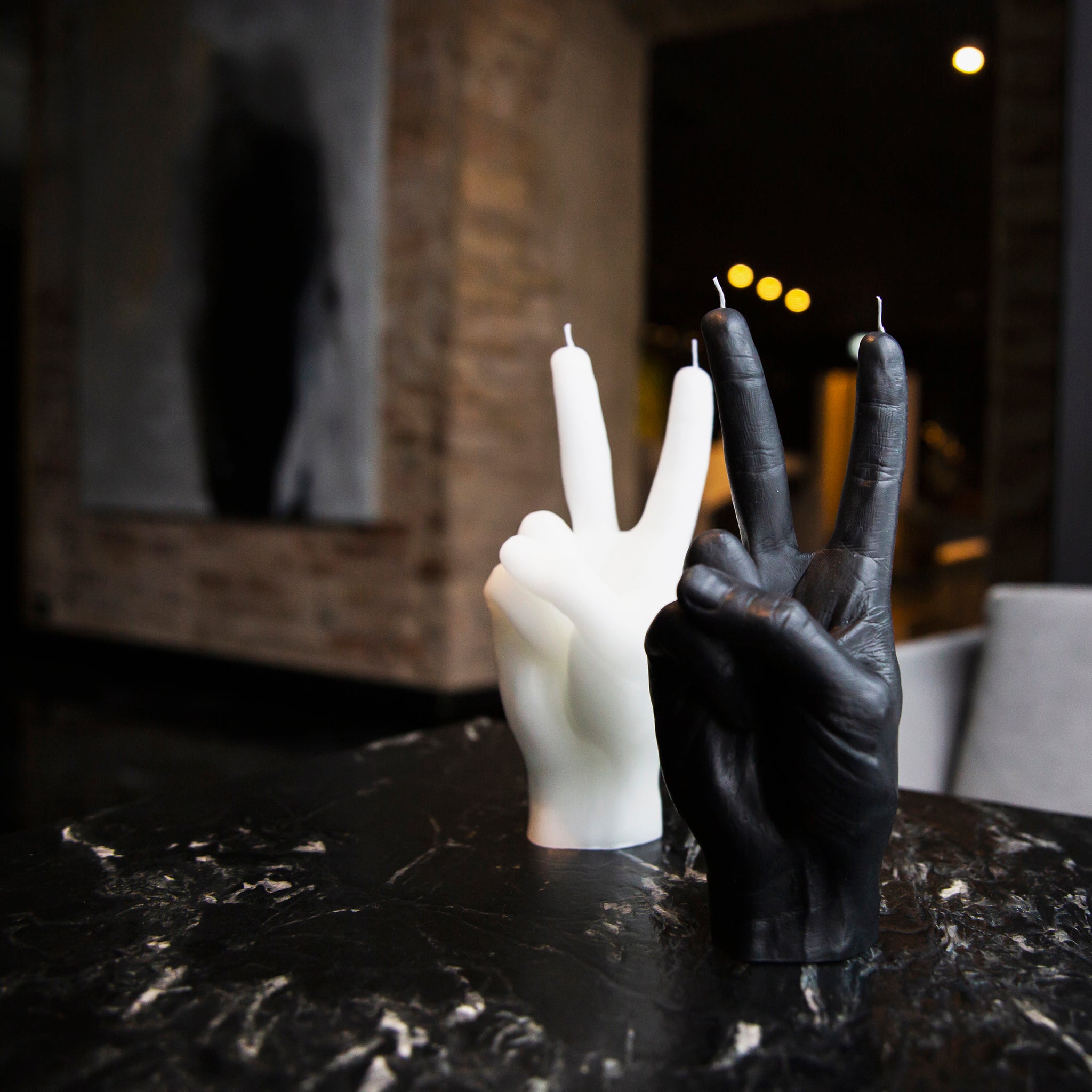 Candlehand Peace Kaars Zwart│art. VIC-BLACK│met witte versie op tafel