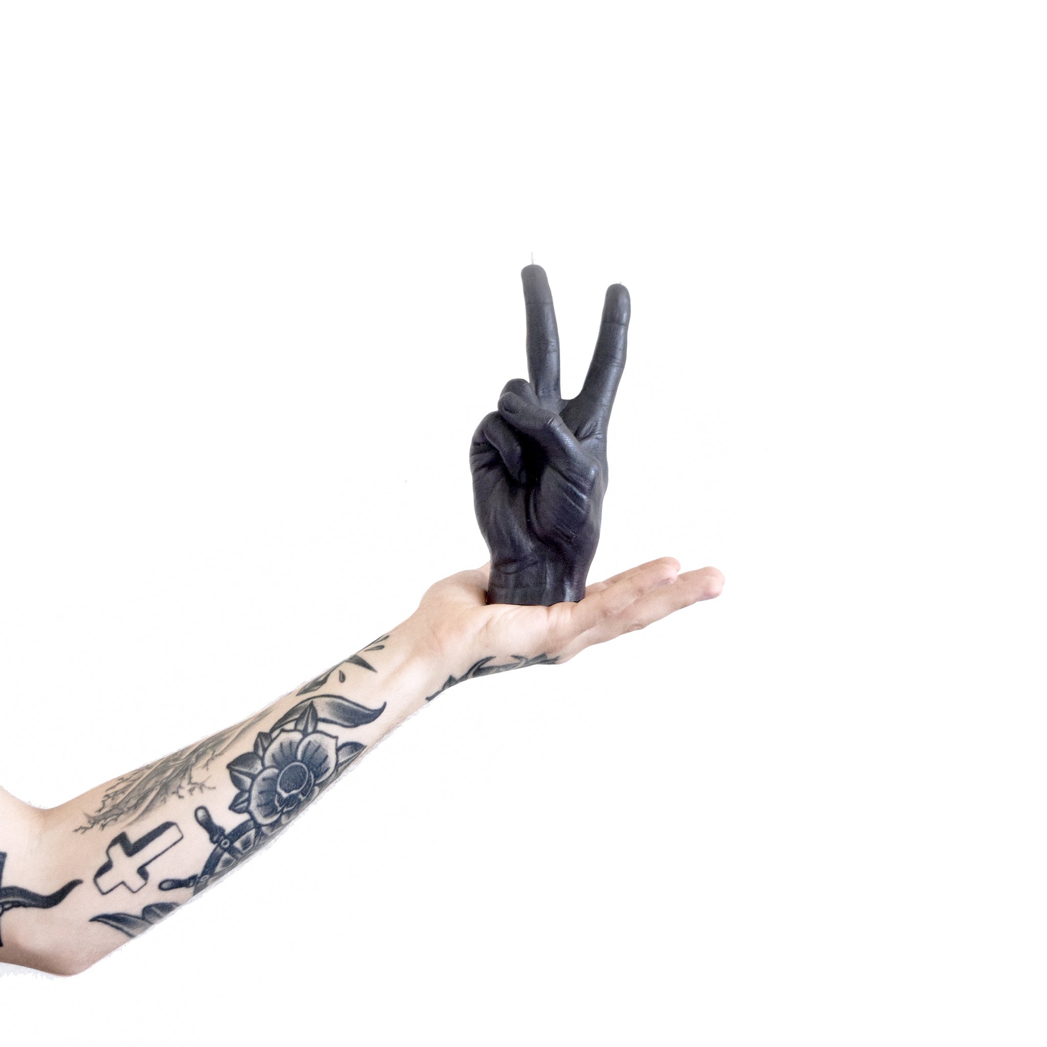 Candlehand Peace Kaars Zwart│art. VIC-BLACK│staand in hand van man met tattoos