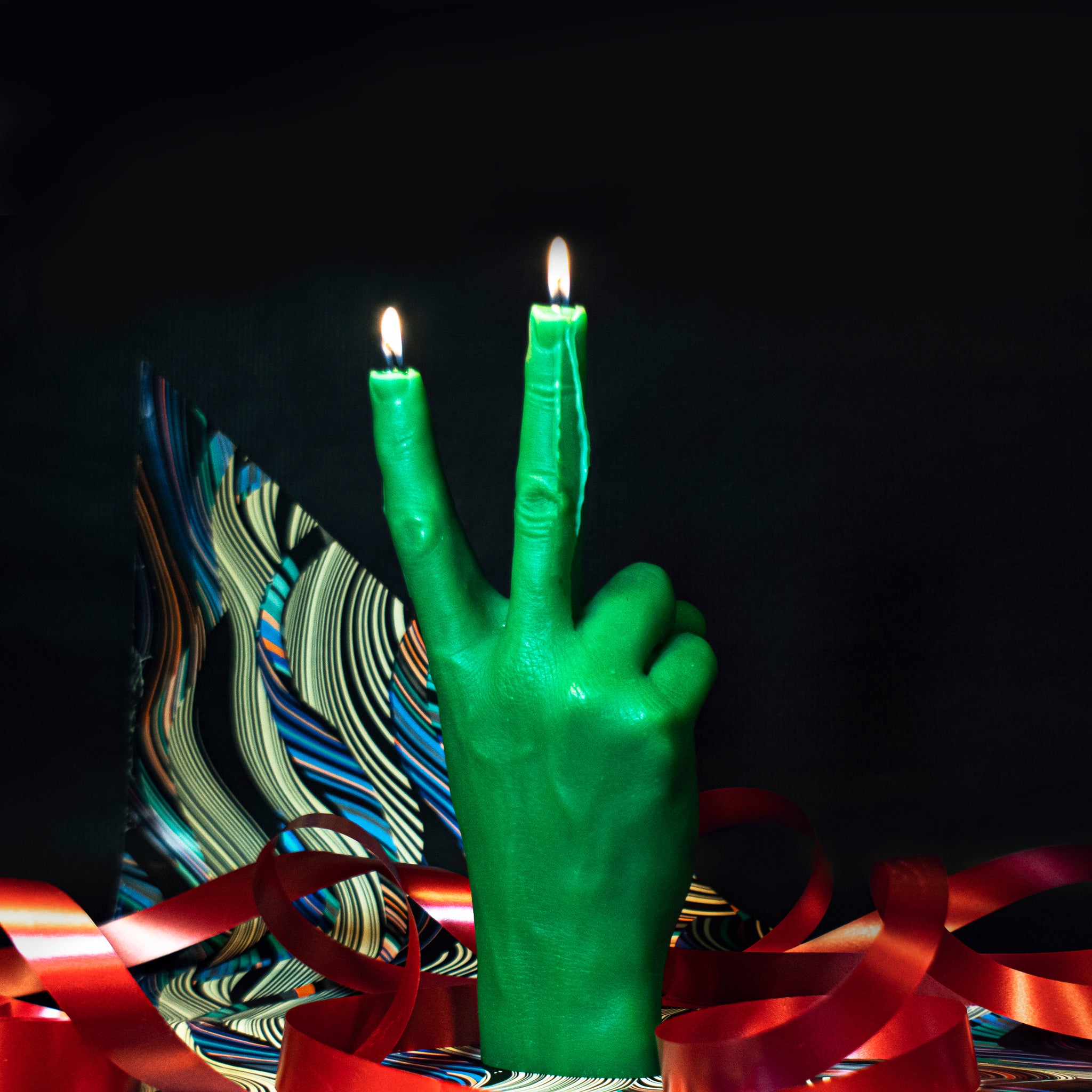 Candlehand Peace Kaars Groen│art. VIC-GREEN│met kaarsen aan