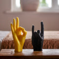 Candlehand You Rock Kaars Zwart│art. RCK-BLACK│naast gele versie op nachtkastje